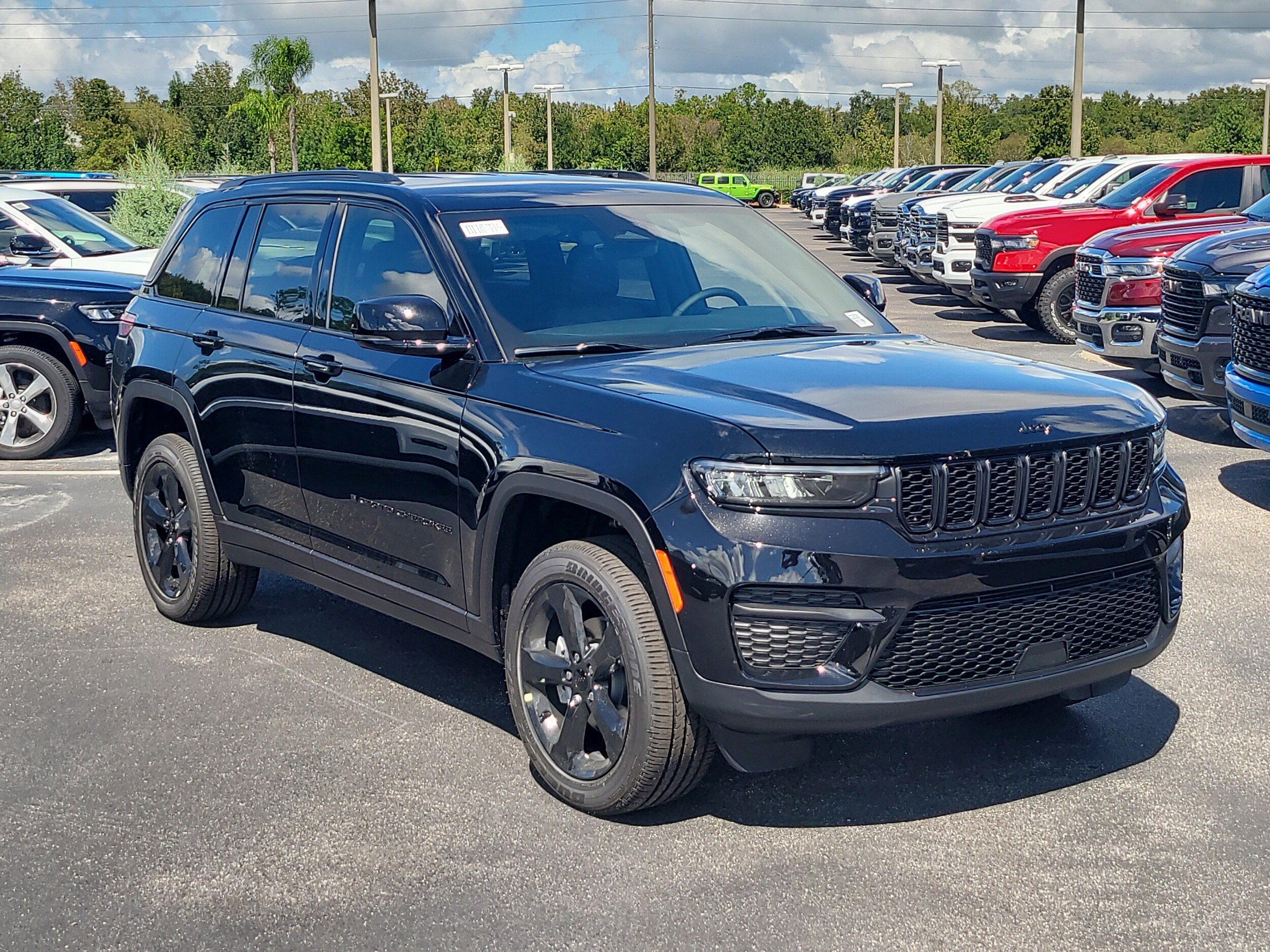 2025 Jeep Grand Cherokee Altitude photo 2