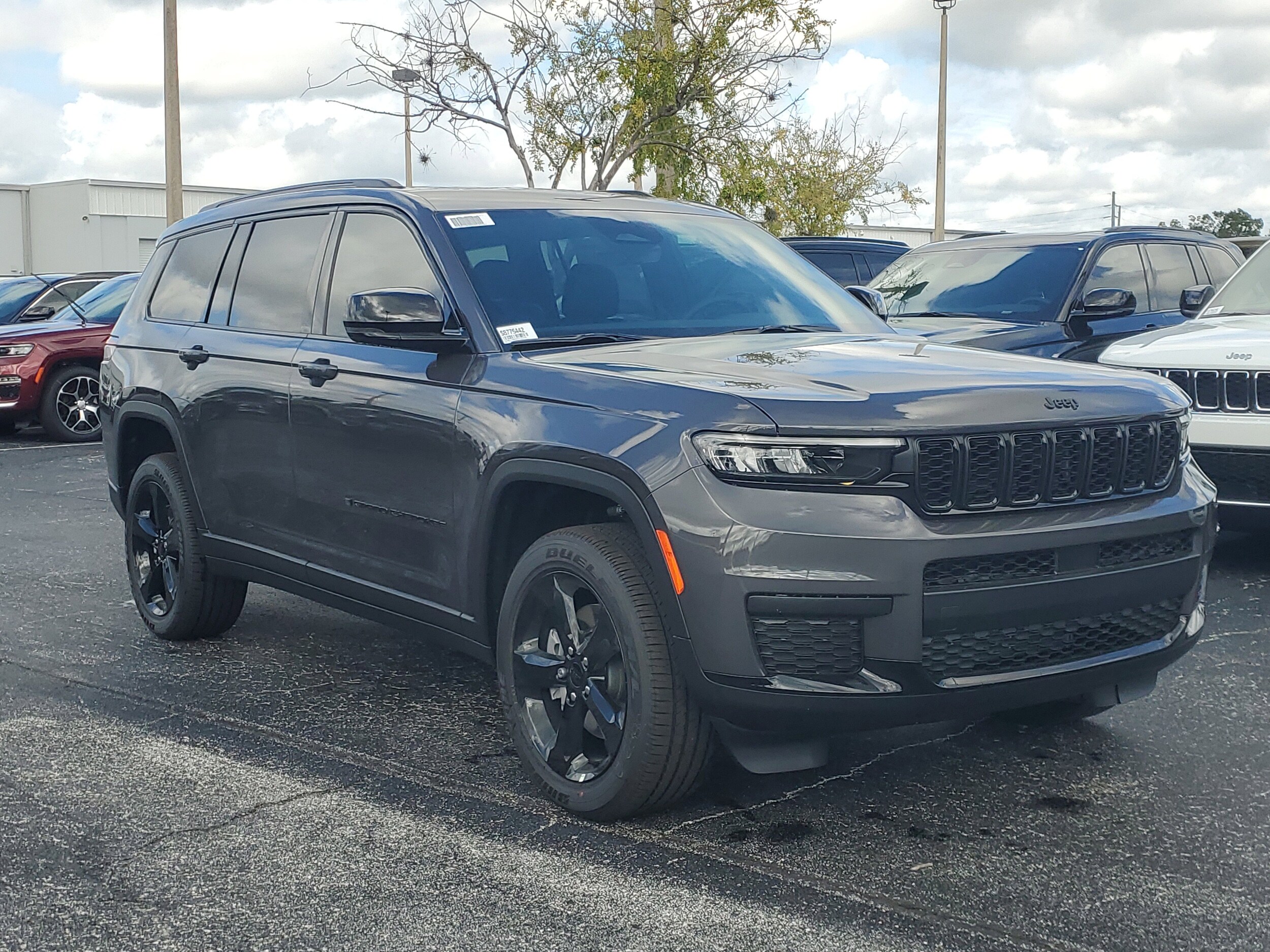 2025 Jeep Grand Cherokee Altitude photo 3