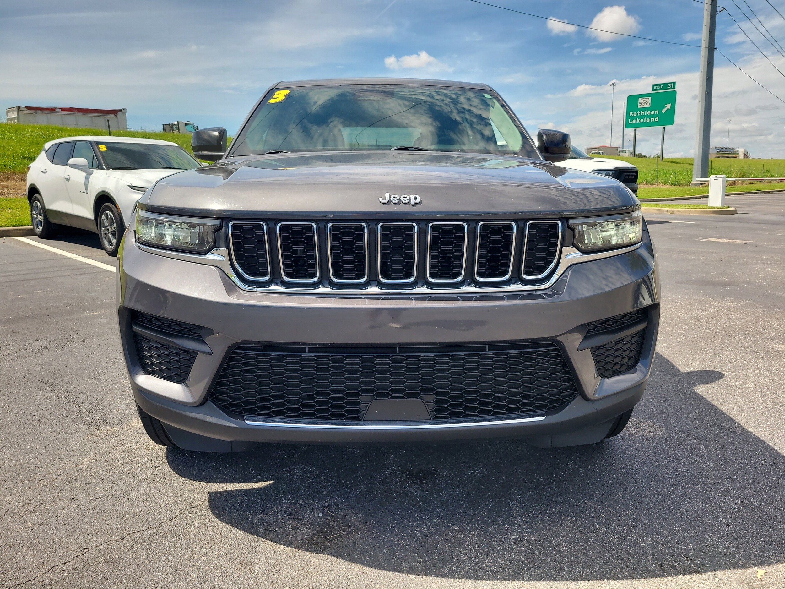 2023 Jeep Grand Cherokee Laredo photo 2