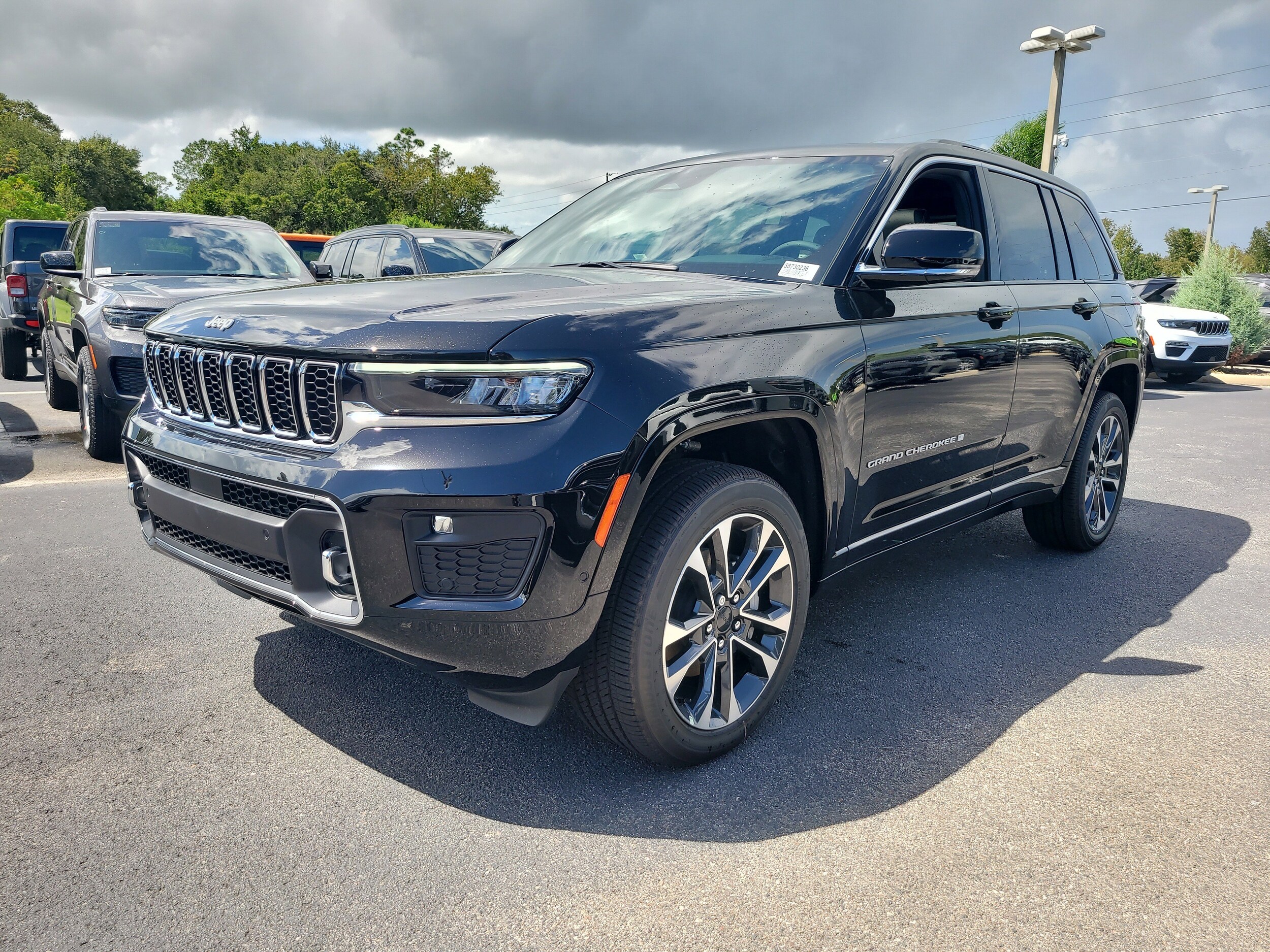 2025 Jeep Grand Cherokee Overland photo 4