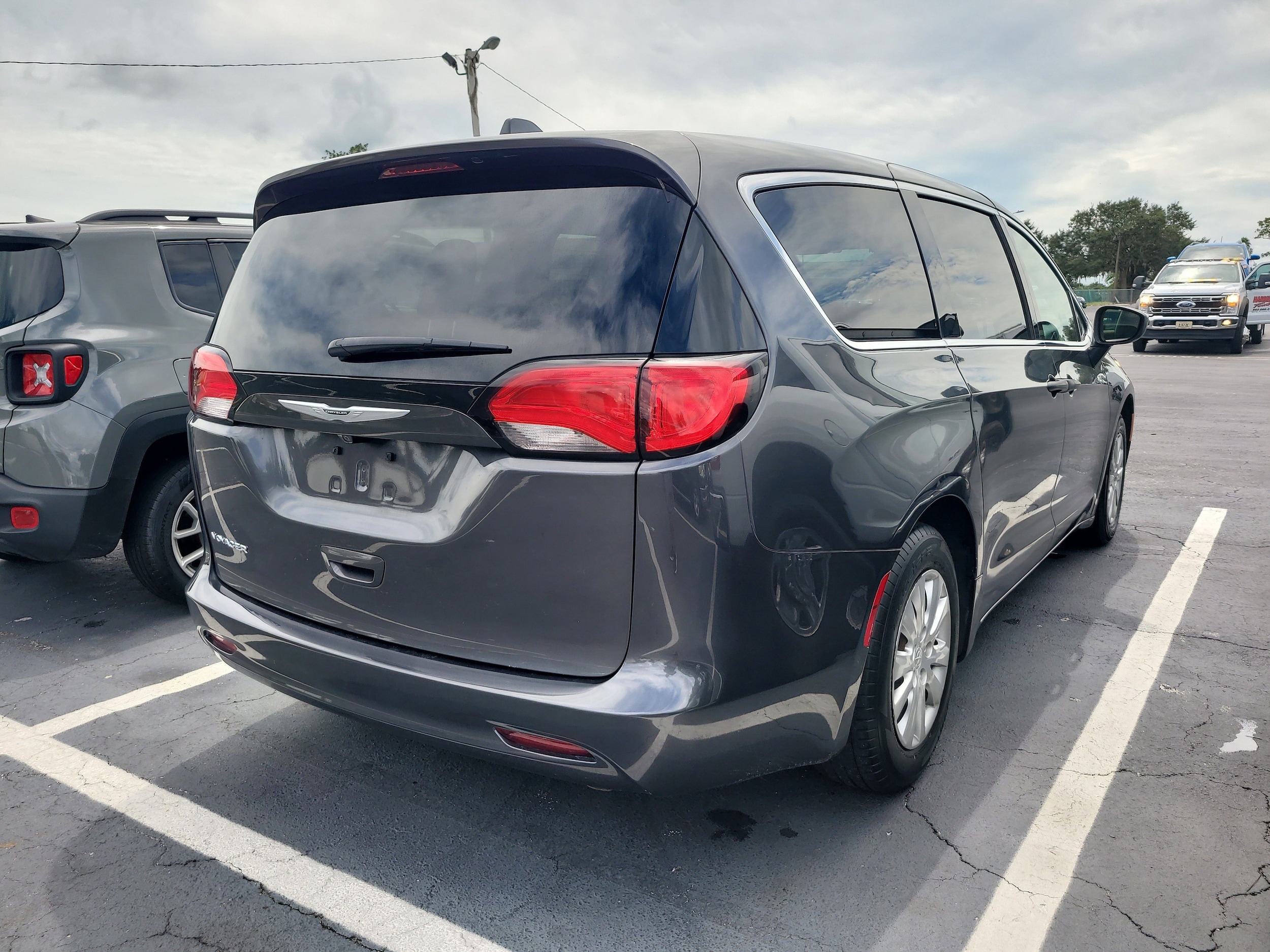 2021 Chrysler Voyager L photo 4