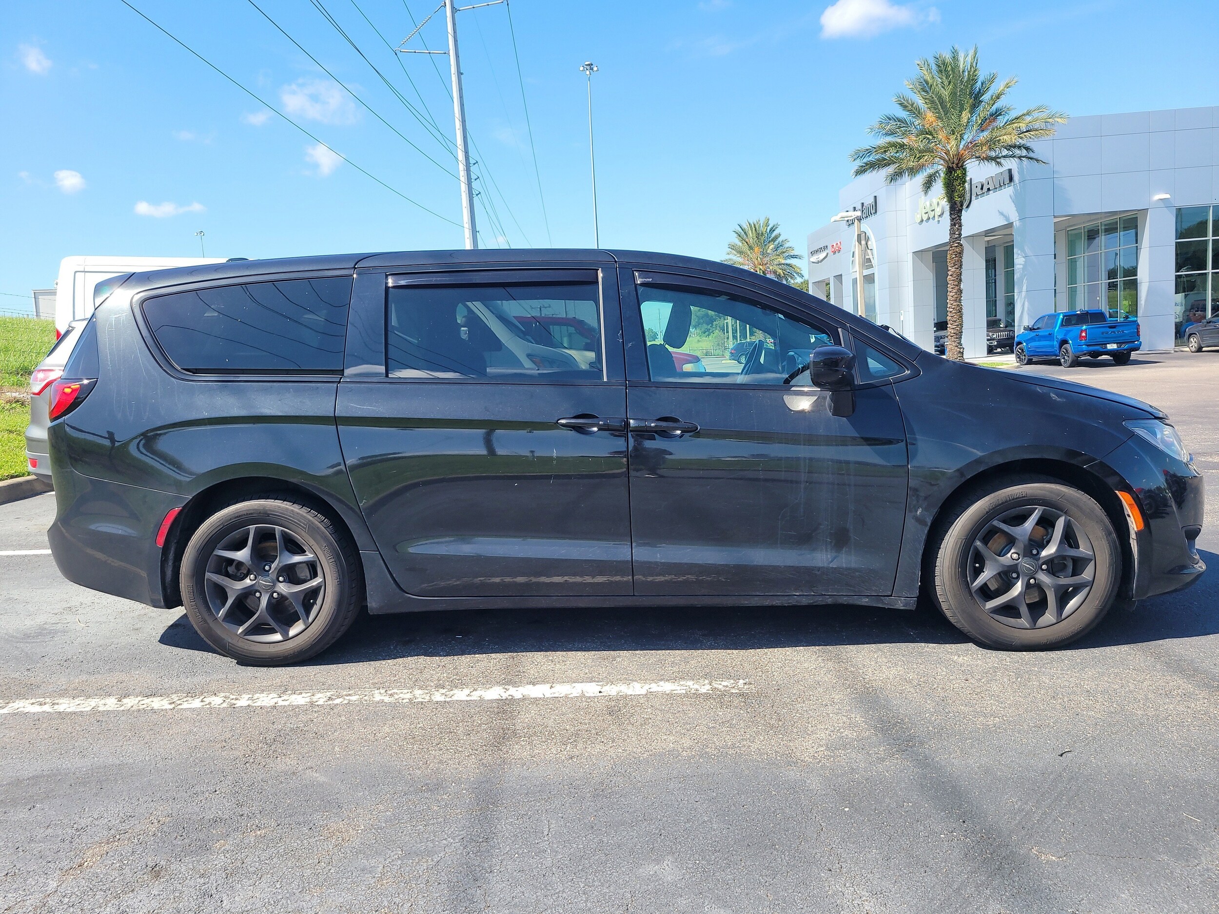 2020 Chrysler Pacifica Touring photo 3