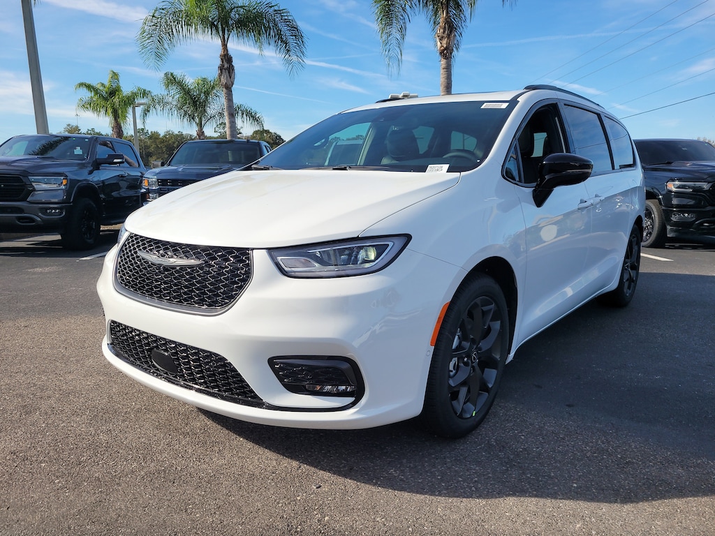 New 2026 Chrysler Pacifica LIMITED Passenger Van