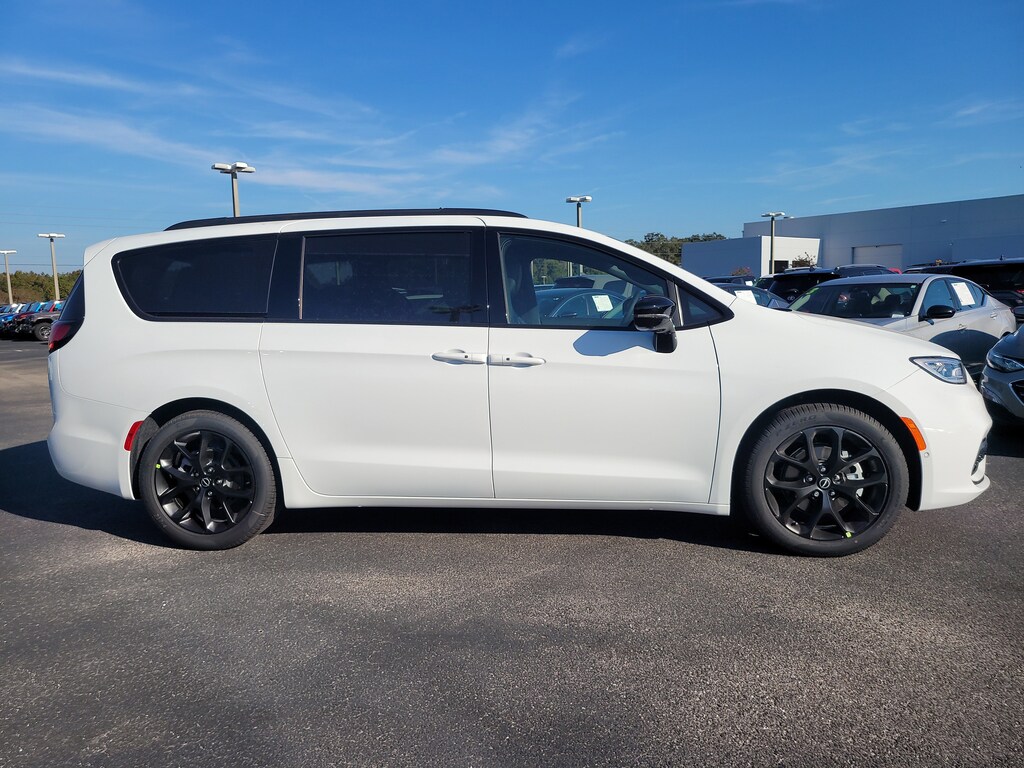 New 2026 Chrysler Pacifica LIMITED Passenger Van