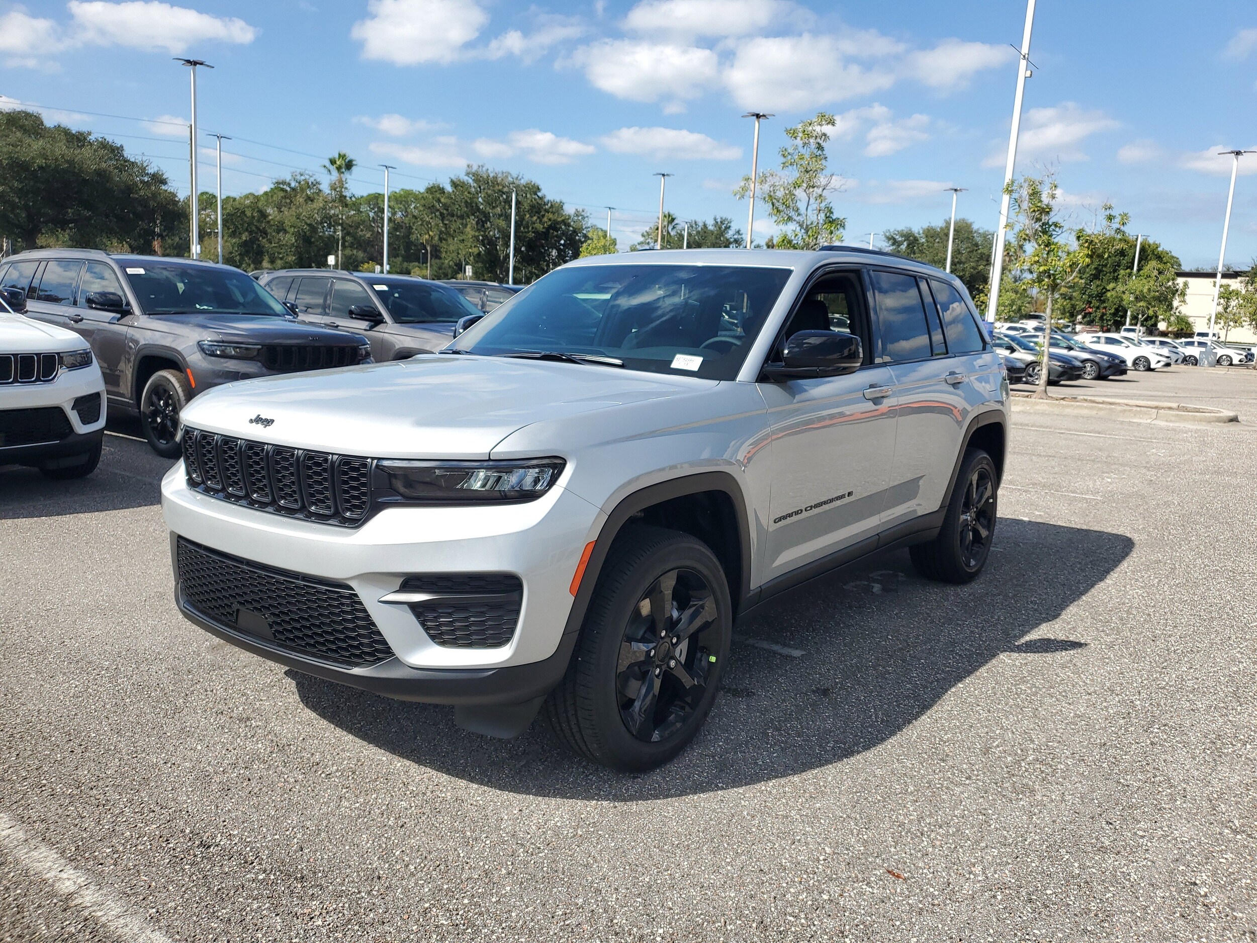 2025 Jeep Grand Cherokee Altitude photo 2