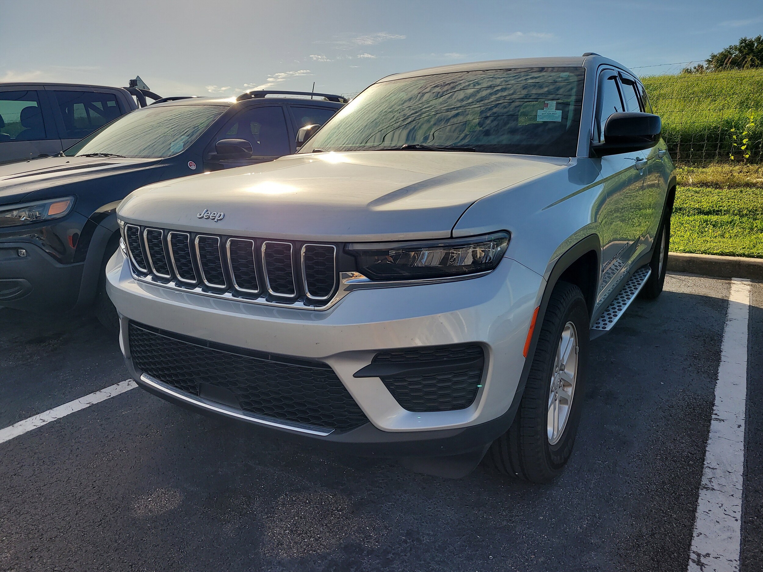2024 Jeep Grand Cherokee Laredo photo 2
