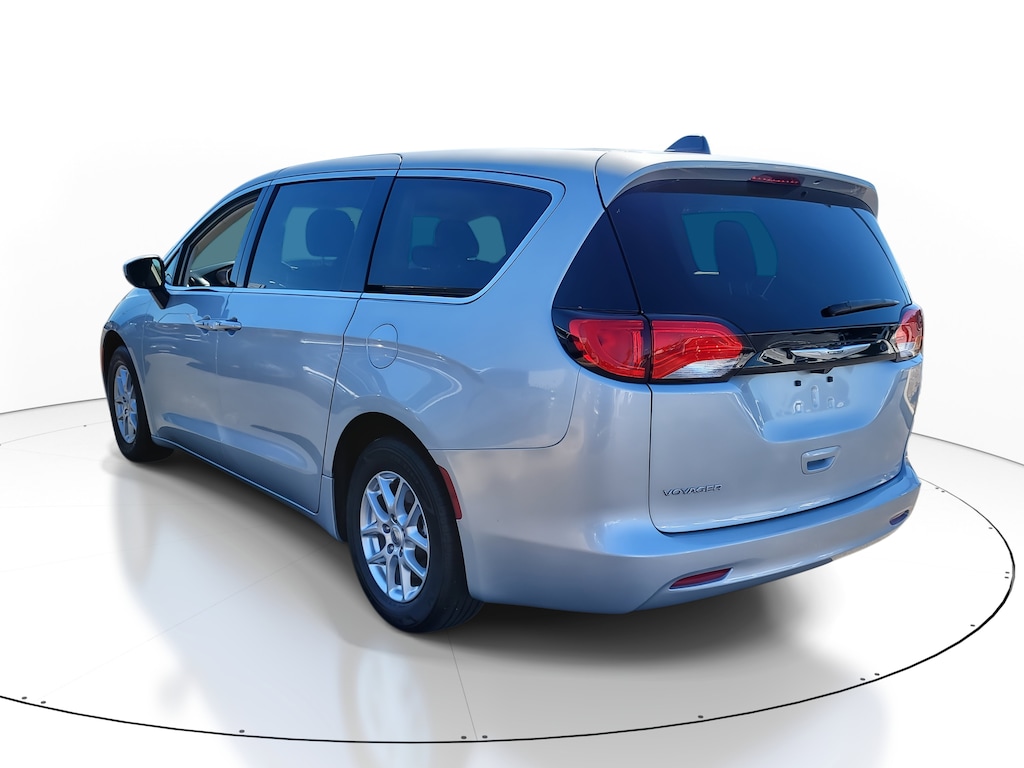 2022 Chrysler Voyager LX photo 4