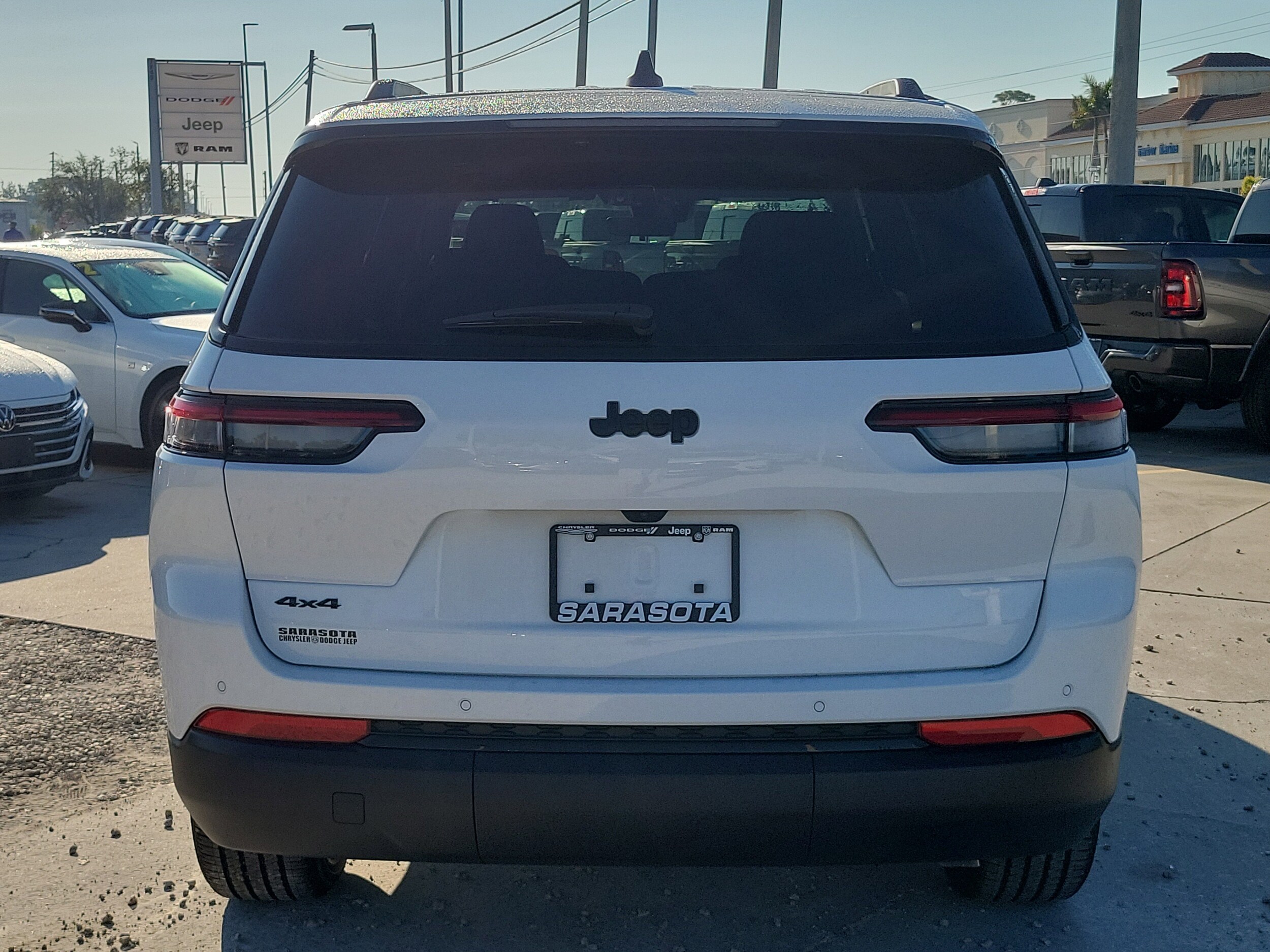 2025 Jeep Grand Cherokee Altitude photo 3