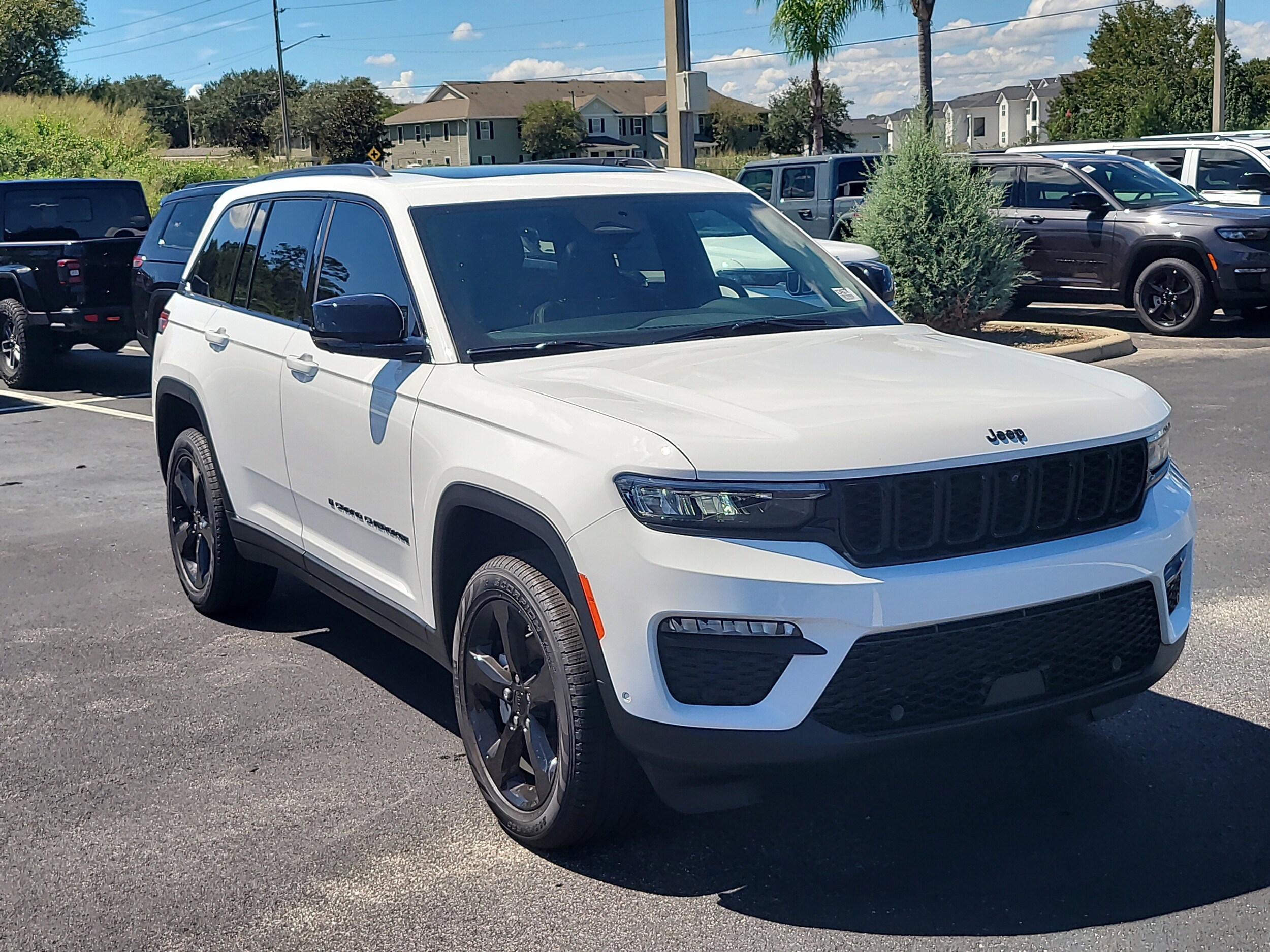 2025 Jeep Grand Cherokee Limited photo 2