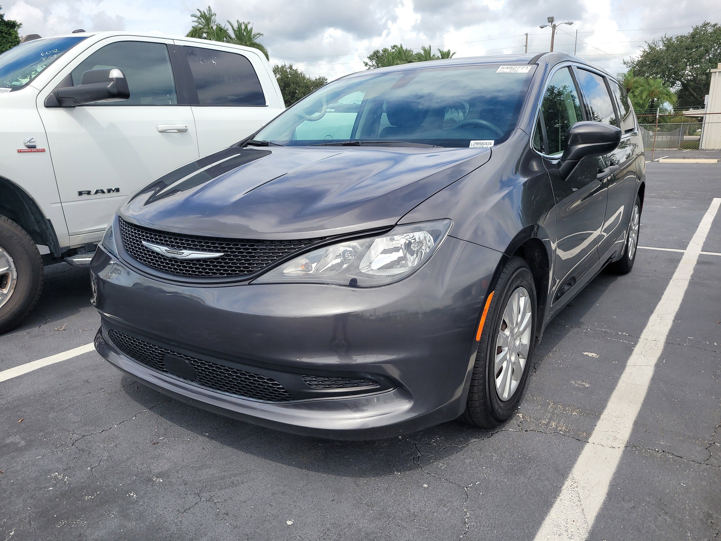 2021 Chrysler Voyager L photo 3