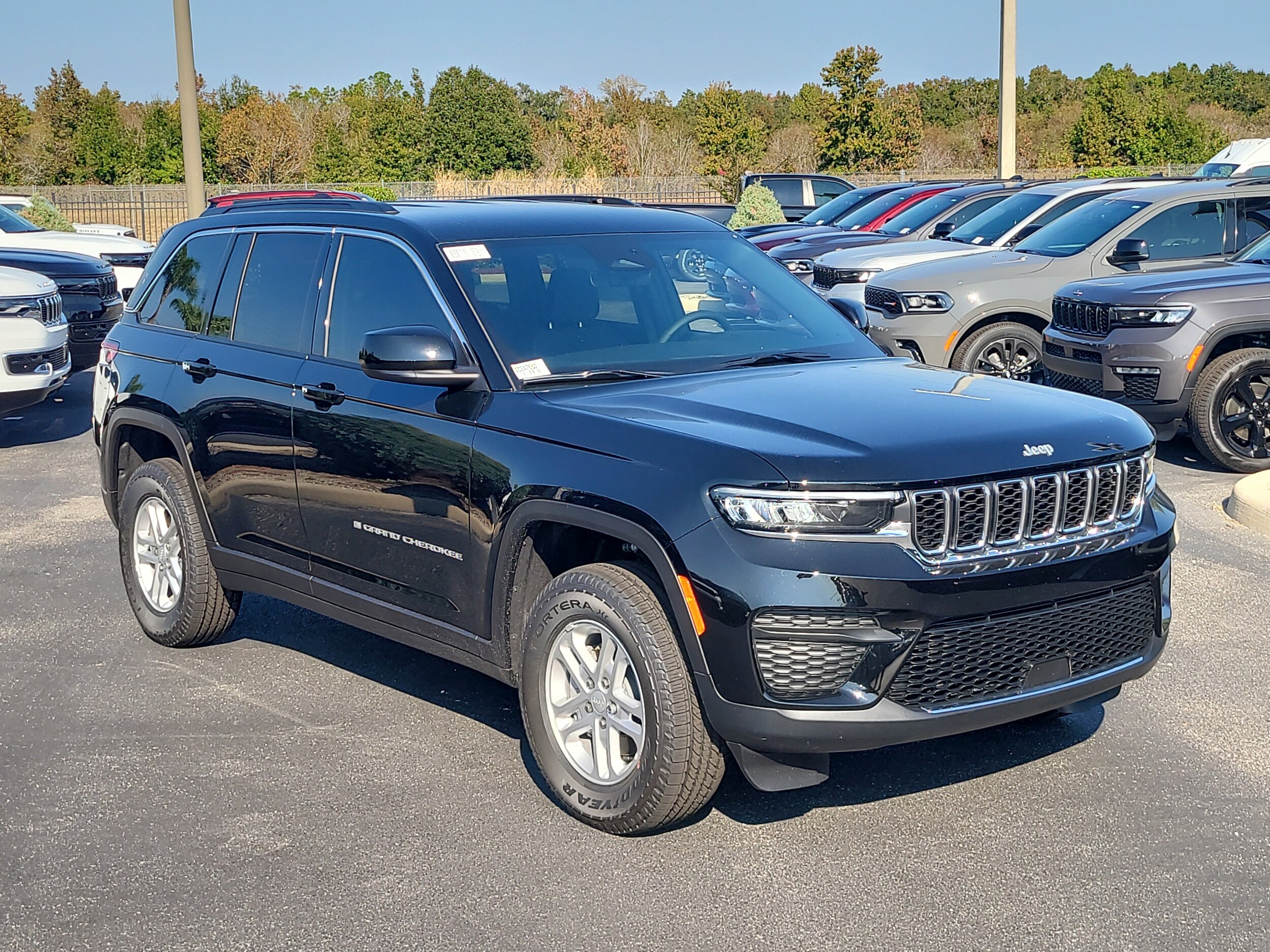 2025 Jeep Grand Cherokee Laredo photo 2