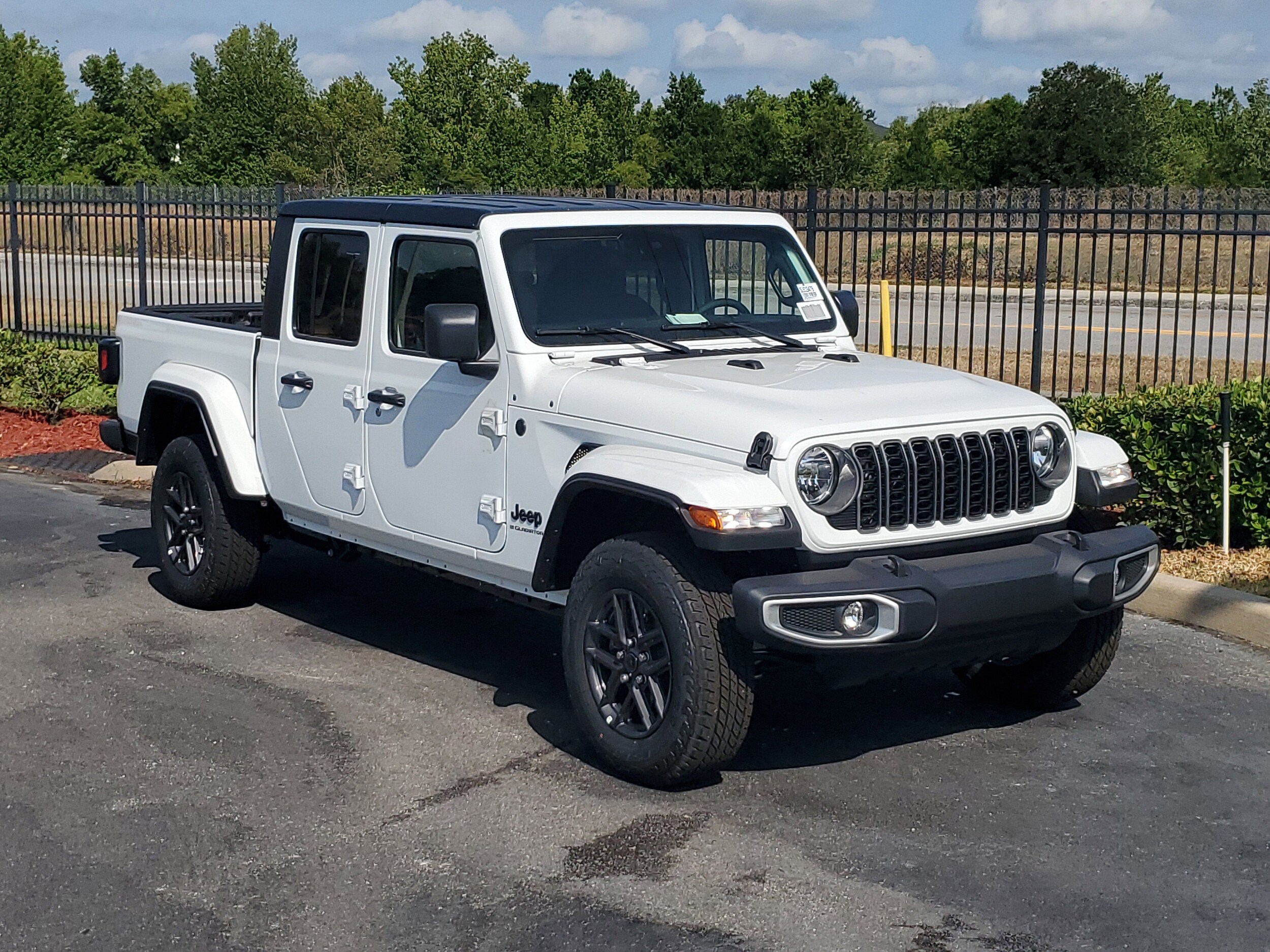 2025 Jeep Gladiator Sport S photo 2