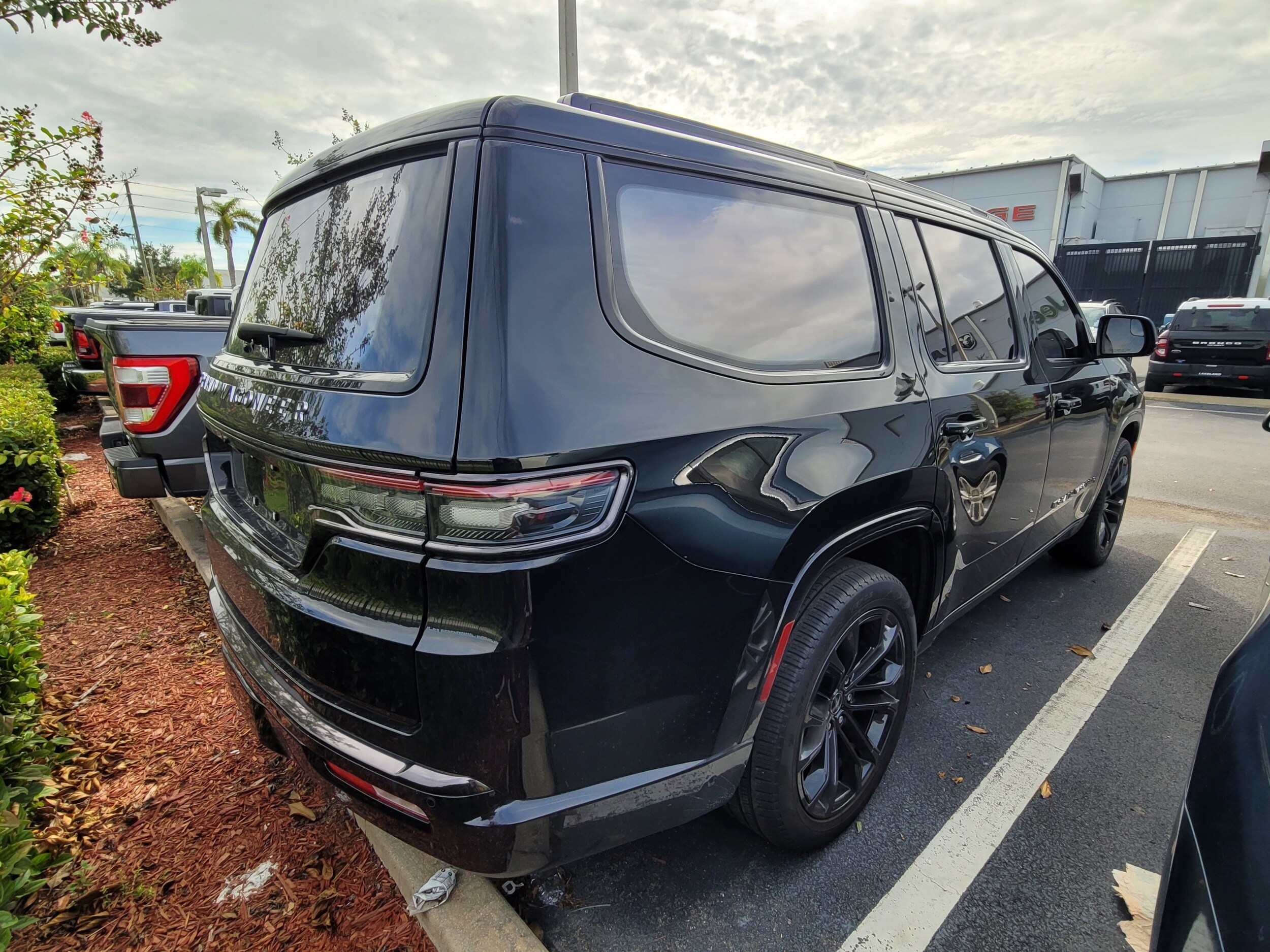 2024 Jeep Grand Wagoneer III Obsidian photo 3