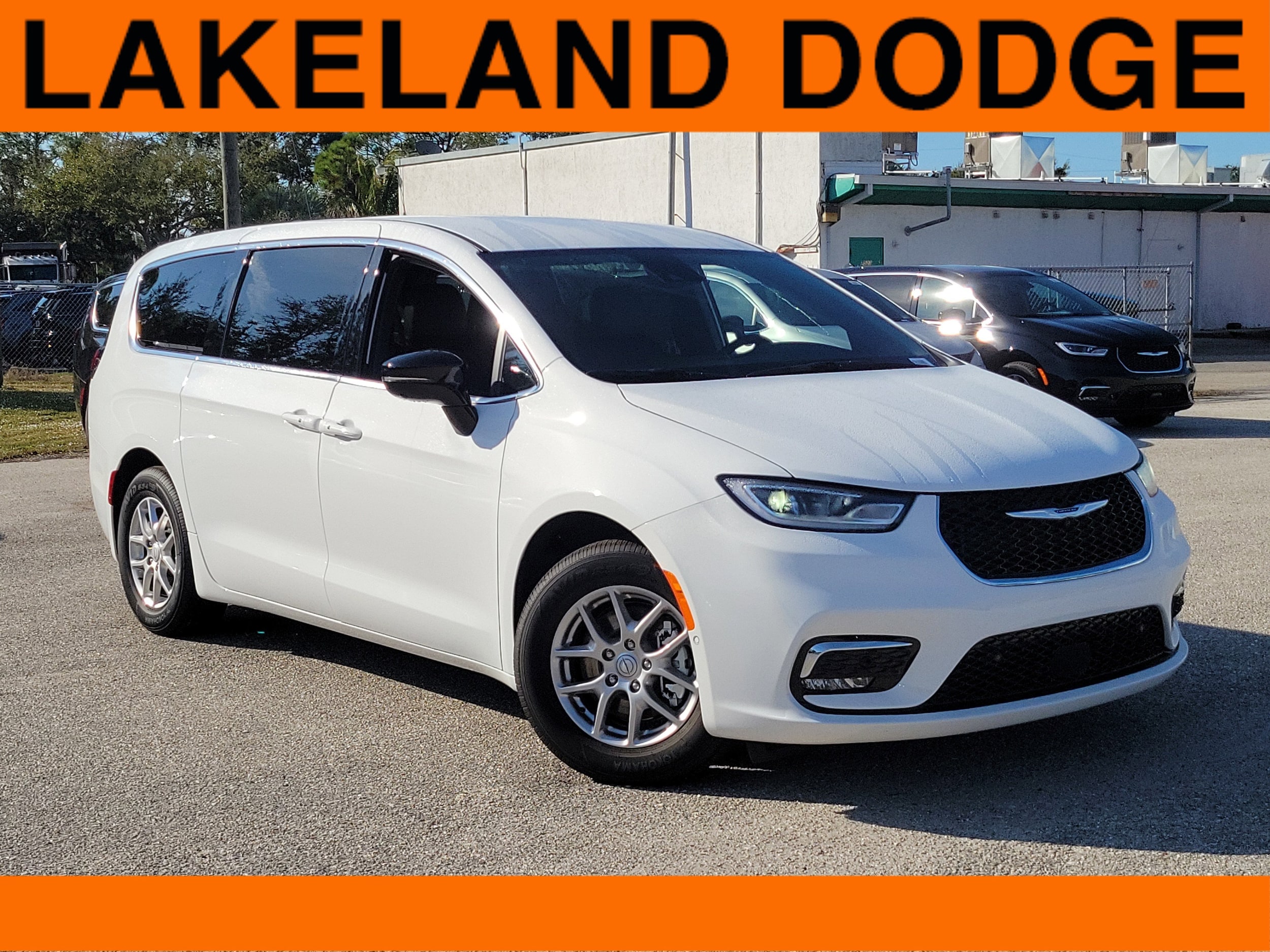 2026 Chrysler Pacifica Select's photo