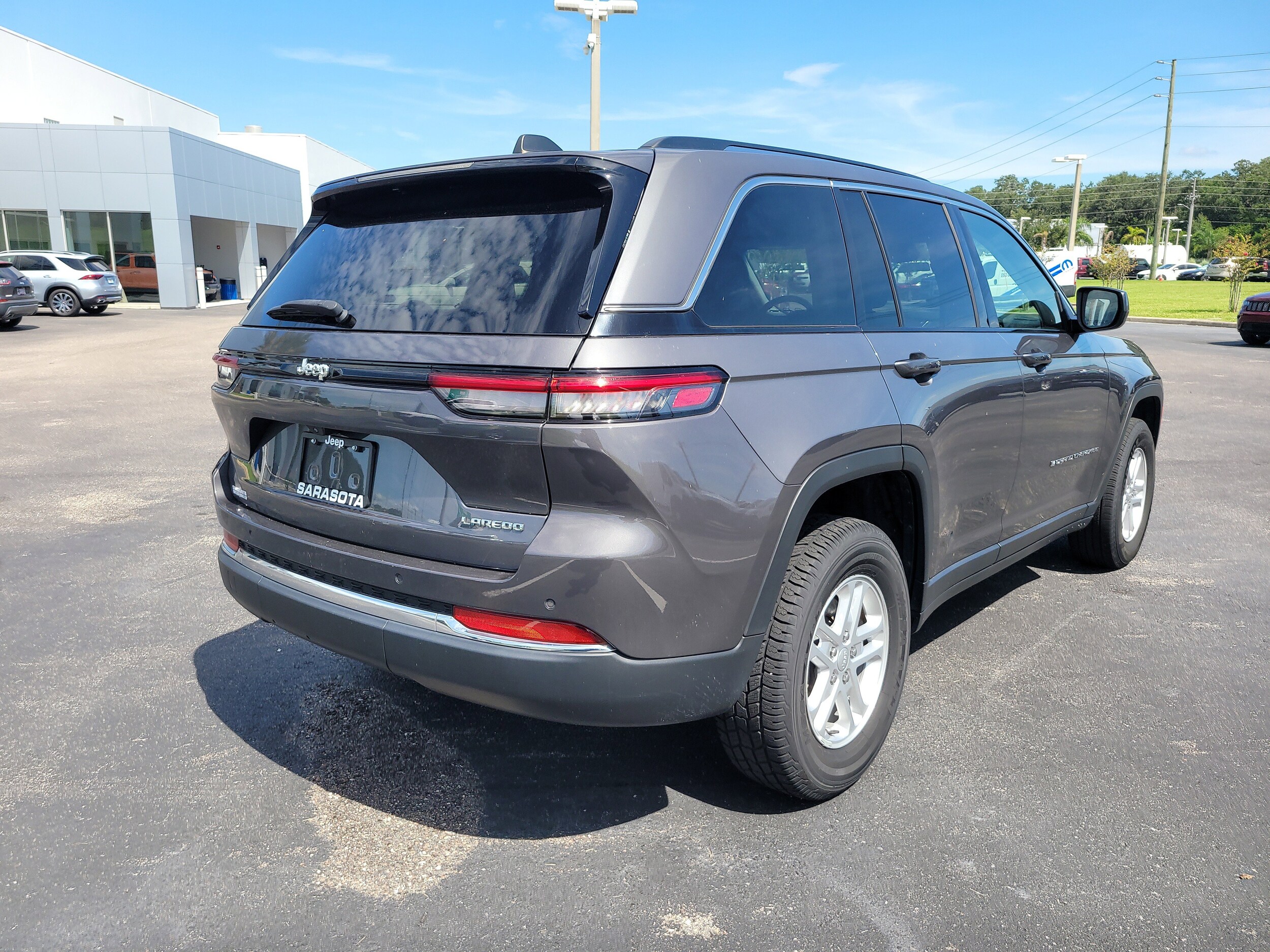 2023 Jeep Grand Cherokee Laredo photo 4