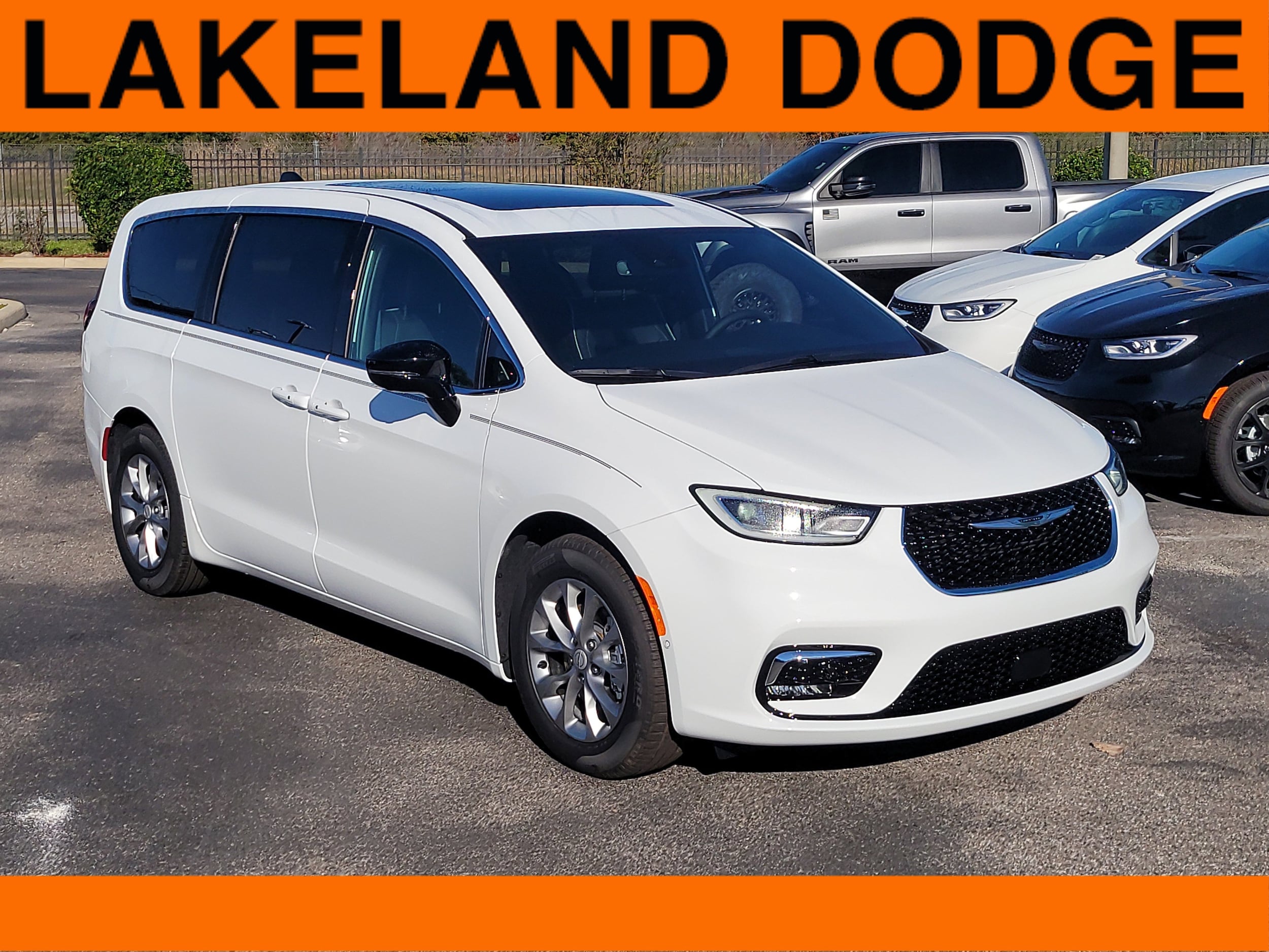 2026 Chrysler Pacifica Limited's photo