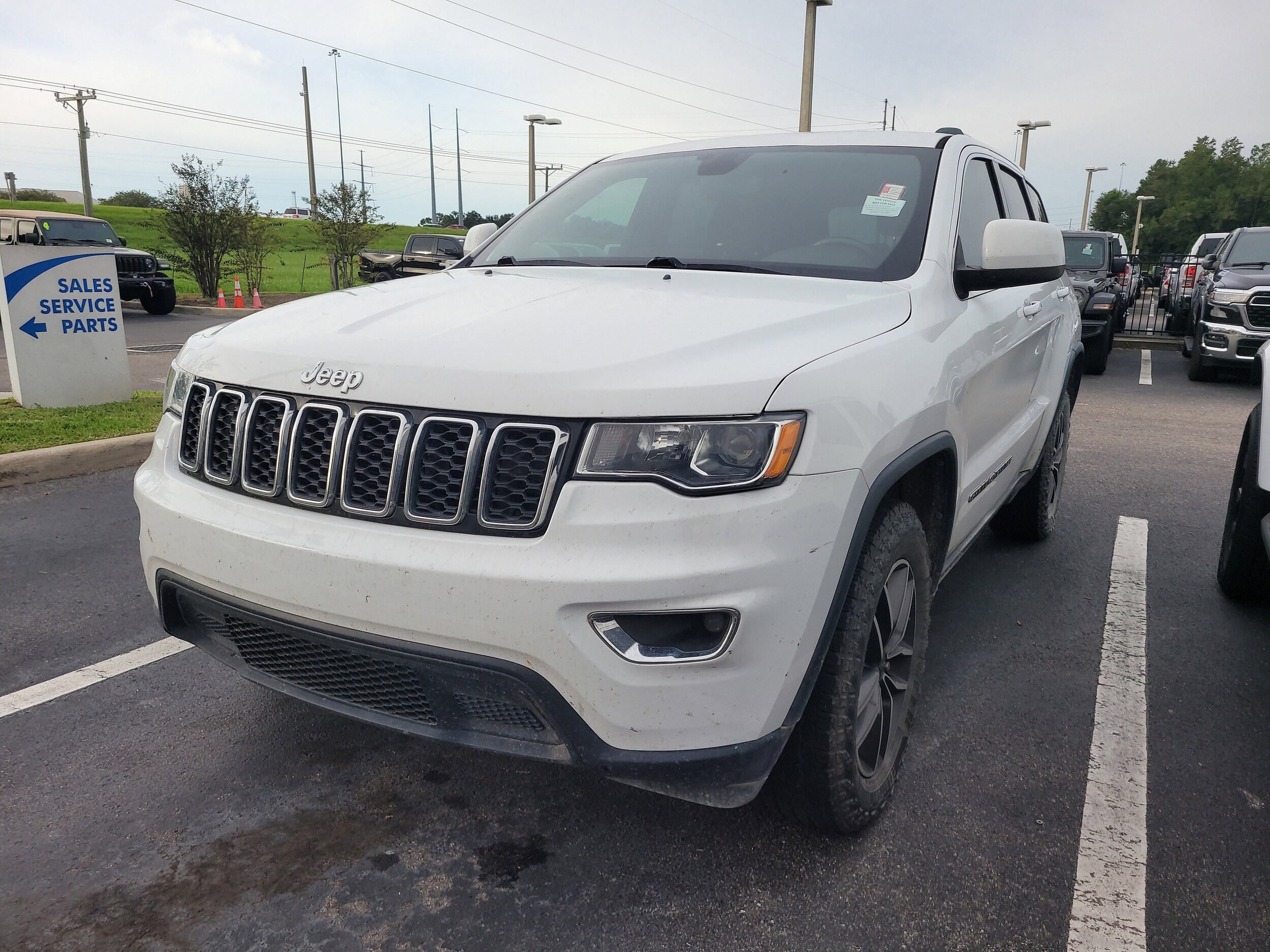 2019 Jeep Grand Cherokee Laredo E photo 3