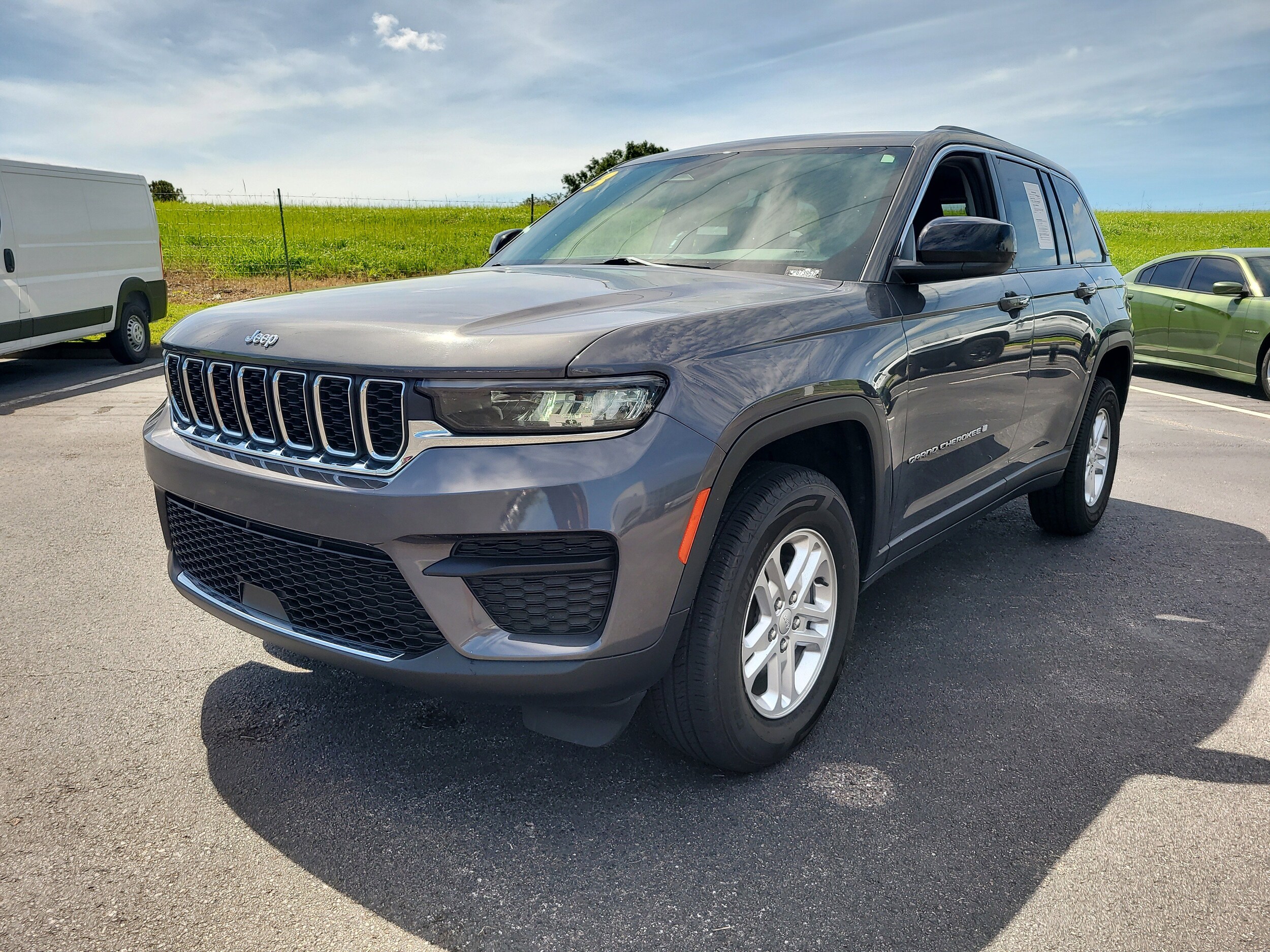 2023 Jeep Grand Cherokee Laredo photo 3