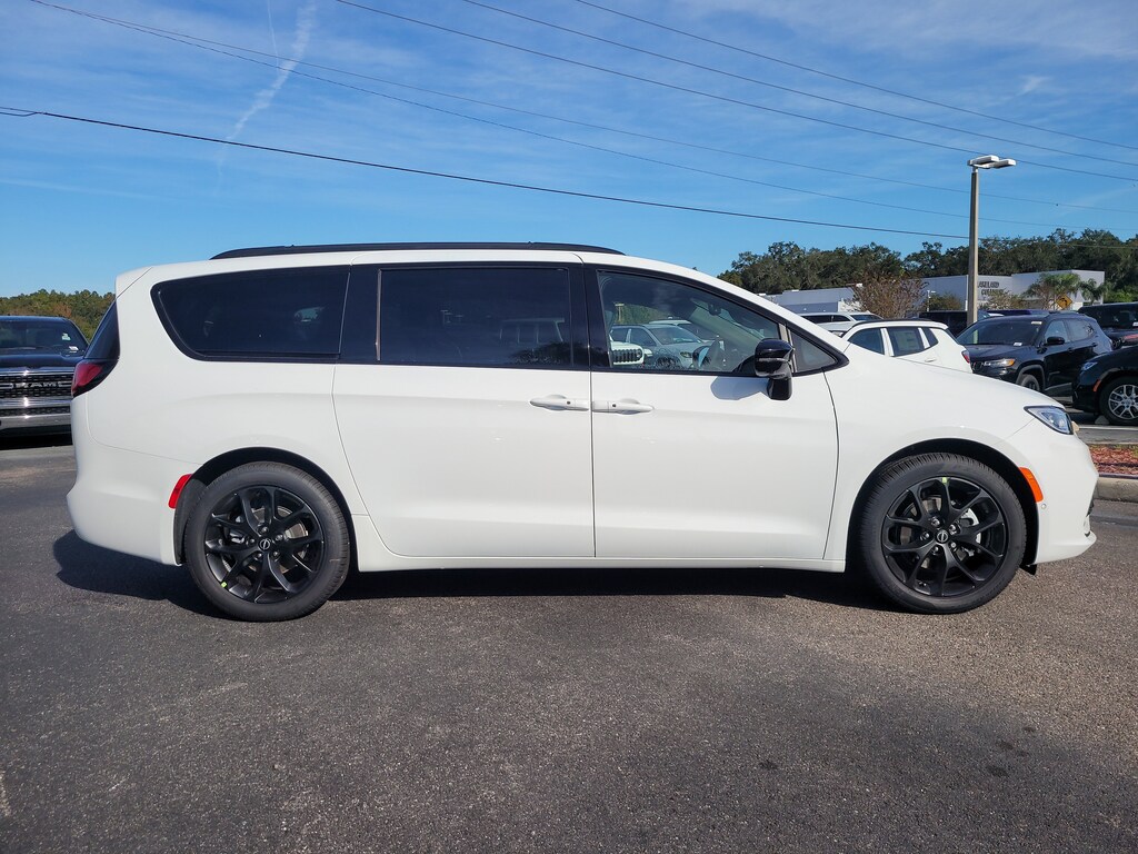 New 2026 Chrysler Pacifica LIMITED Passenger Van