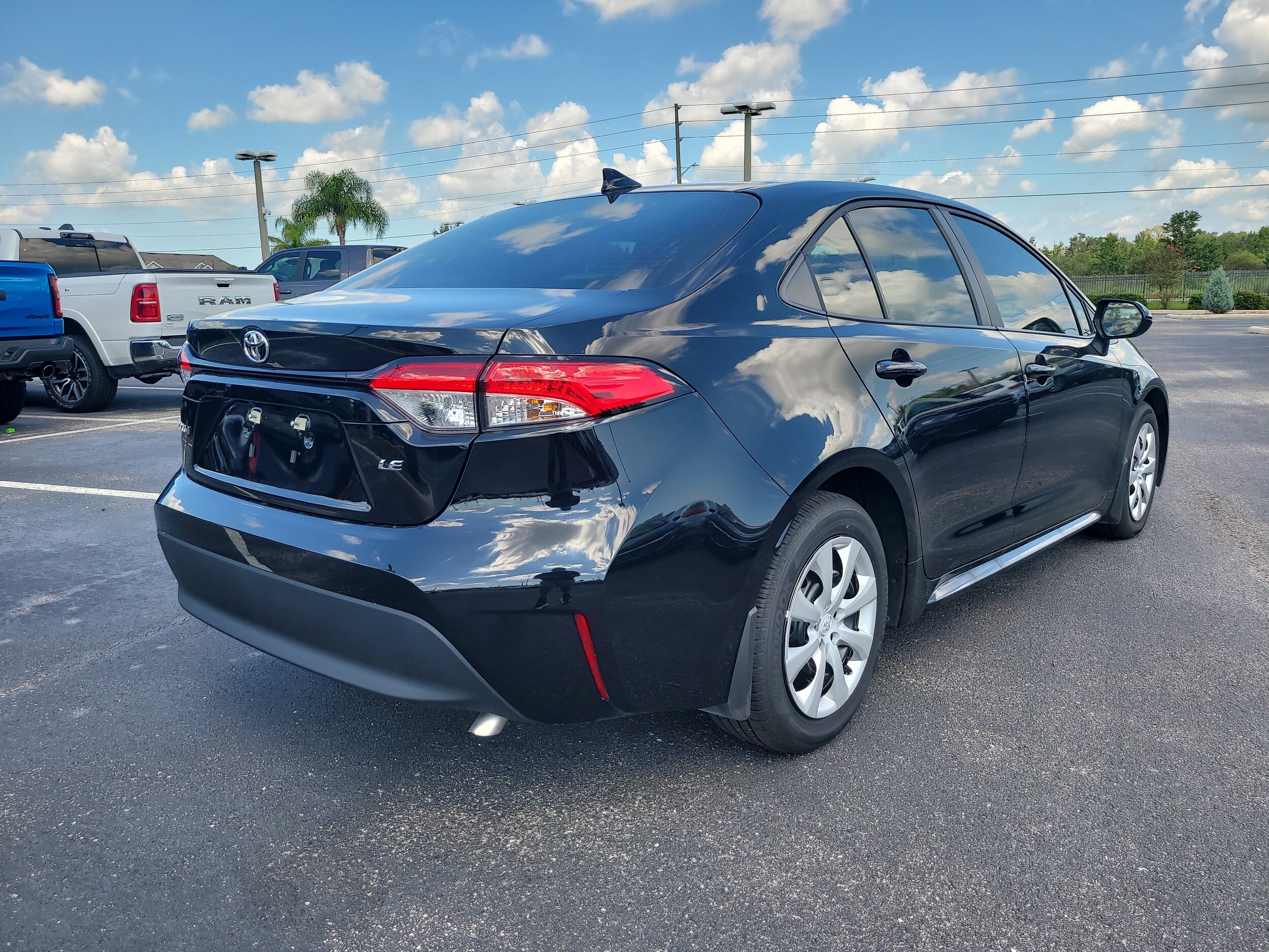 2025 Toyota Corolla LE photo 3