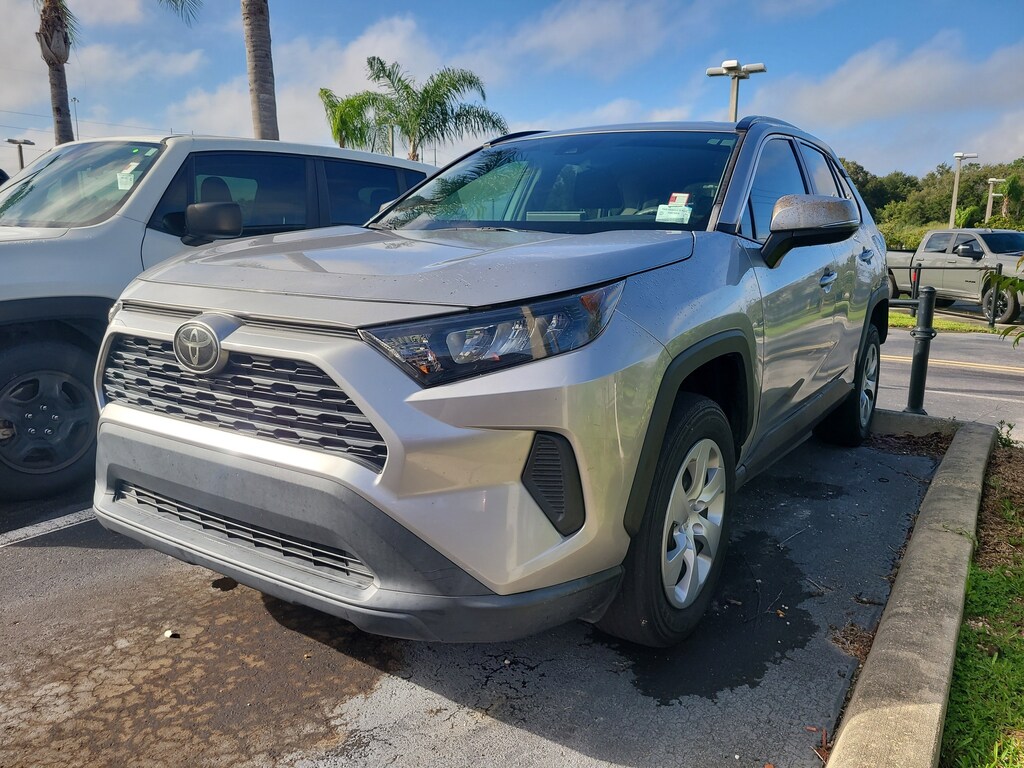 2020 Toyota RAV4 LE photo 2