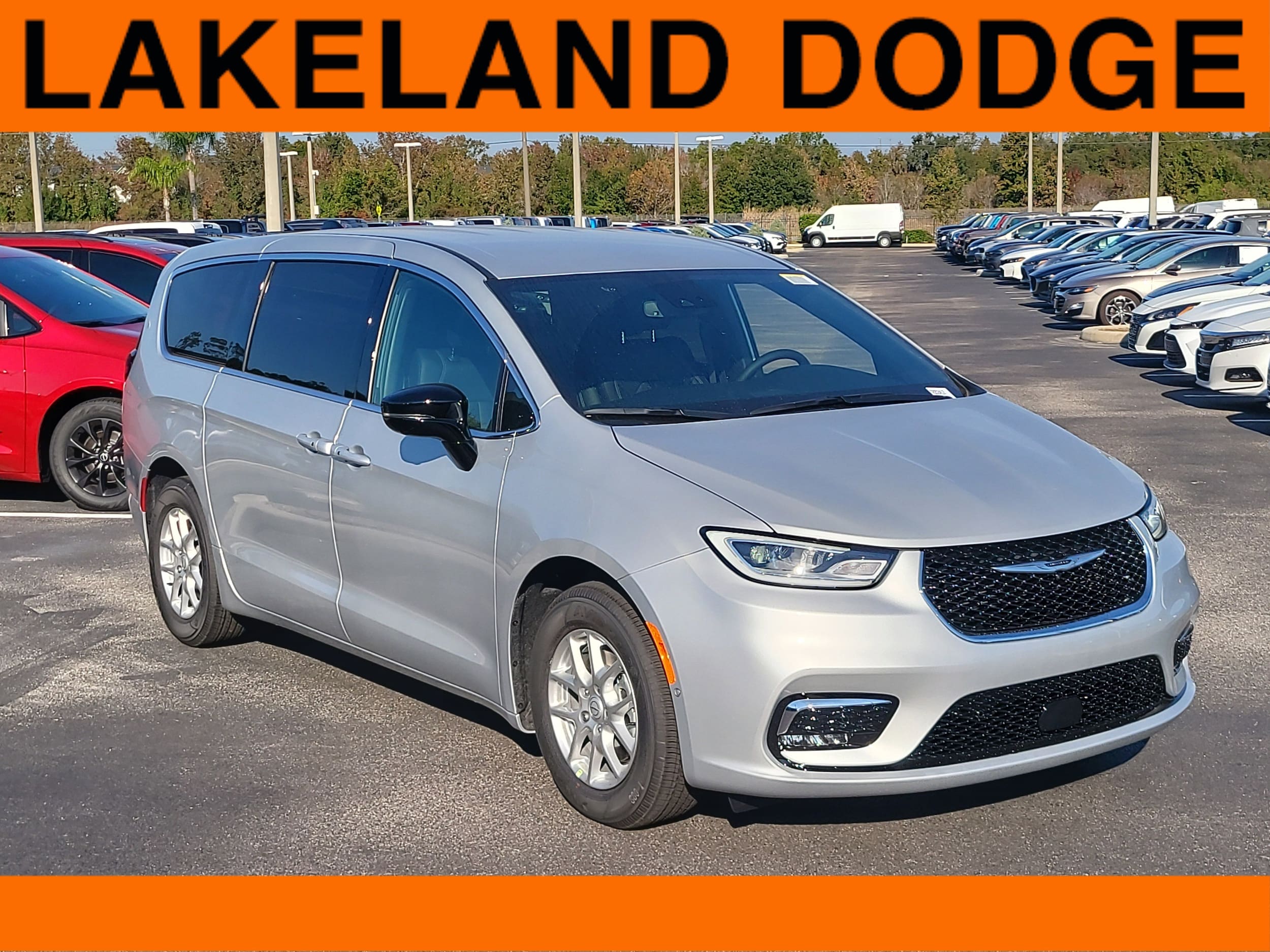 2026 Chrysler Pacifica Select's photo