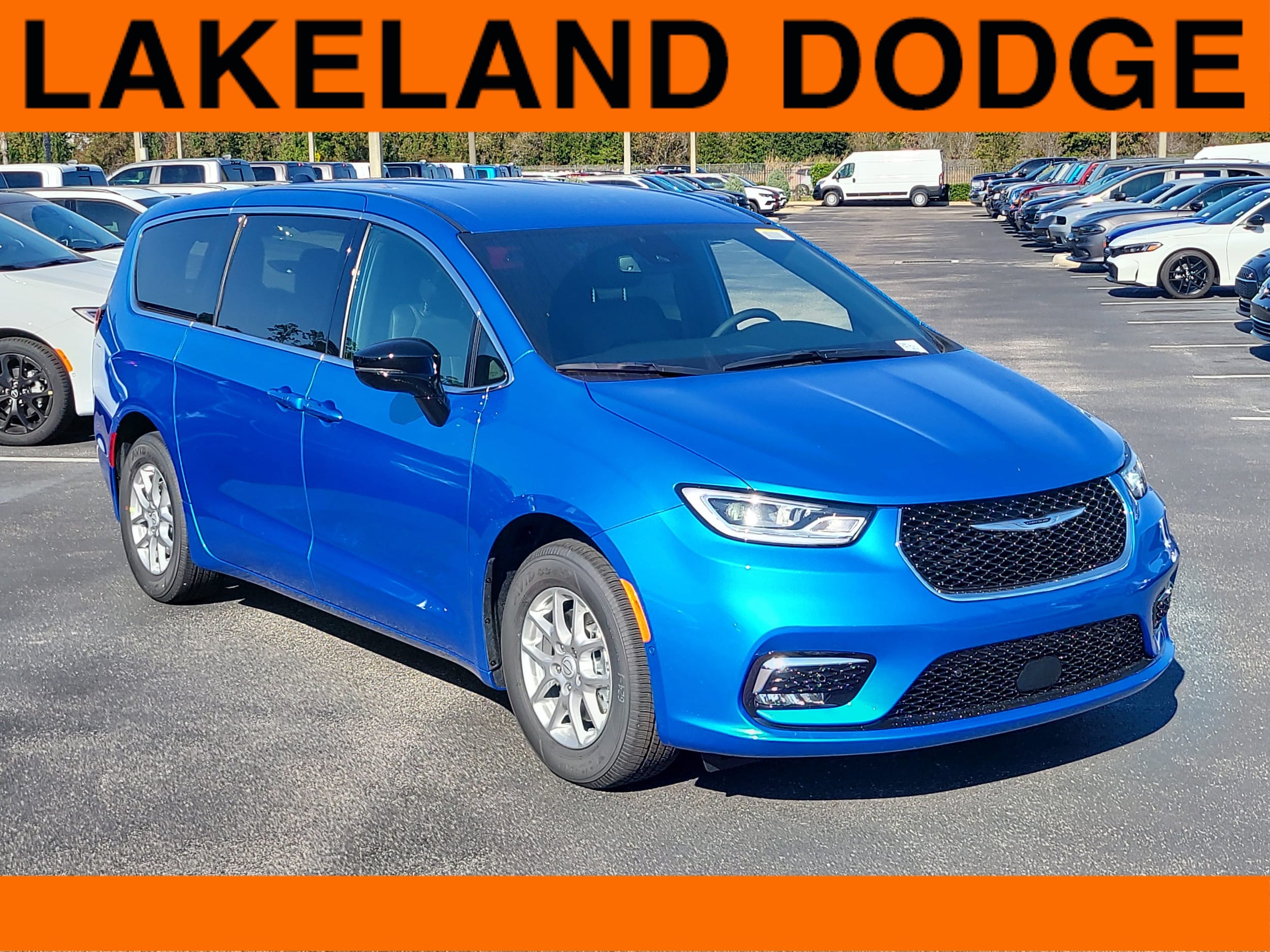 2026 Chrysler Pacifica Select's photo