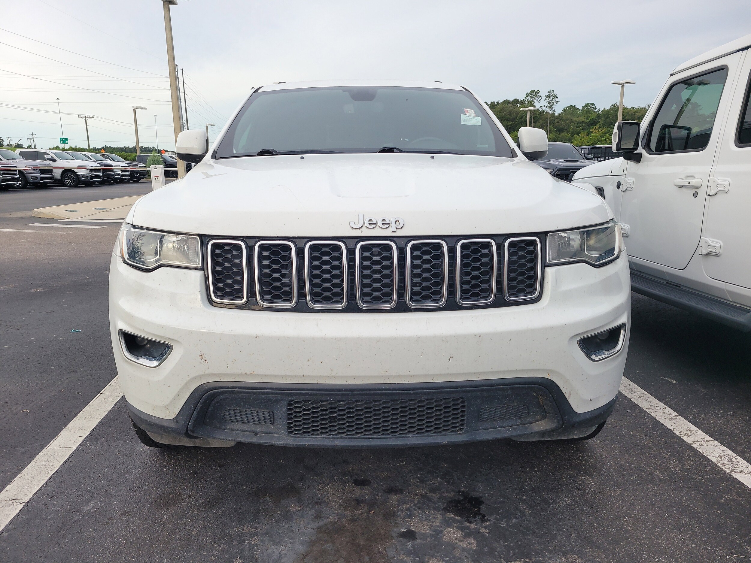 2019 Jeep Grand Cherokee Laredo E photo 2