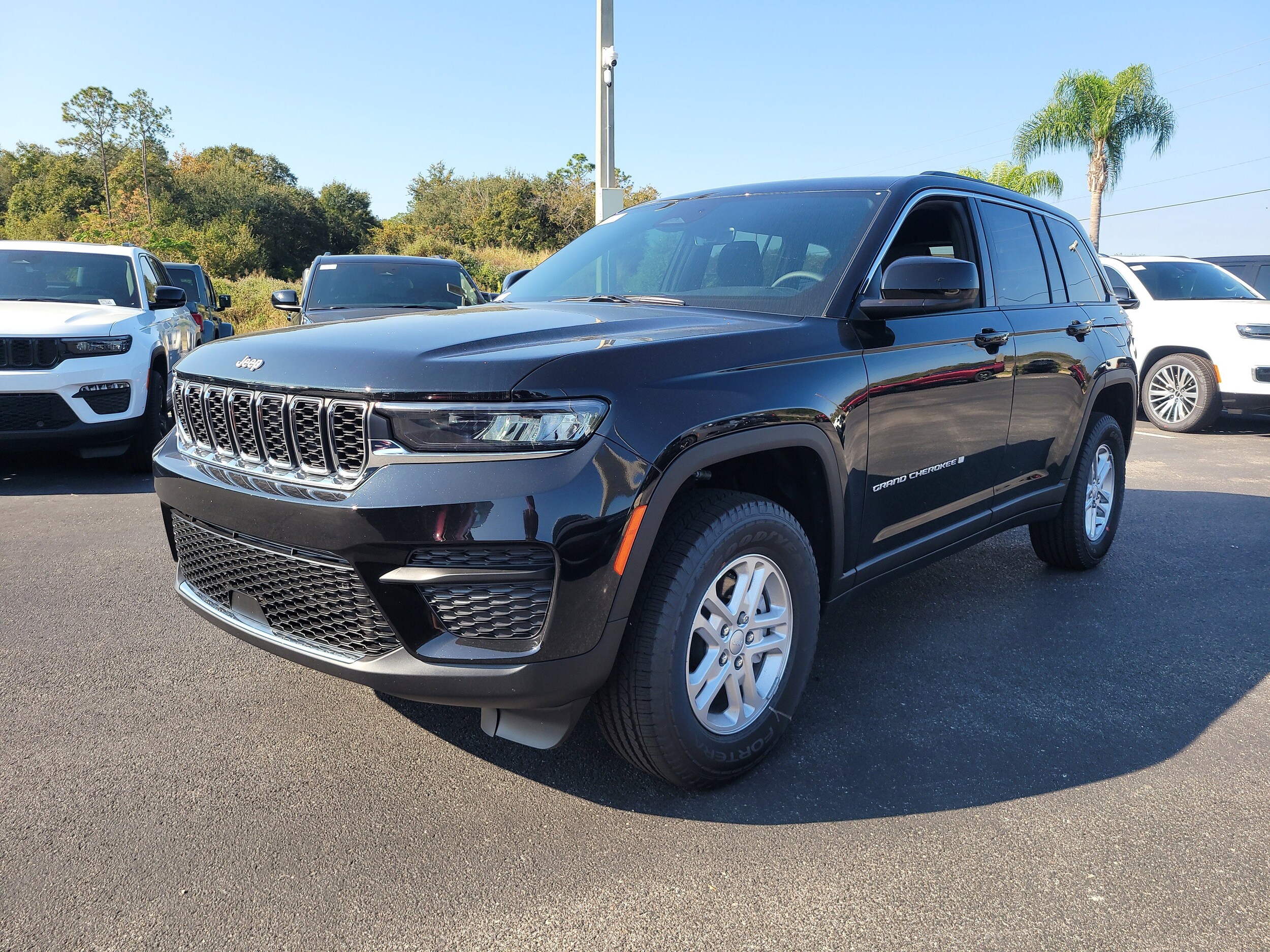 2025 Jeep Grand Cherokee Laredo photo 4