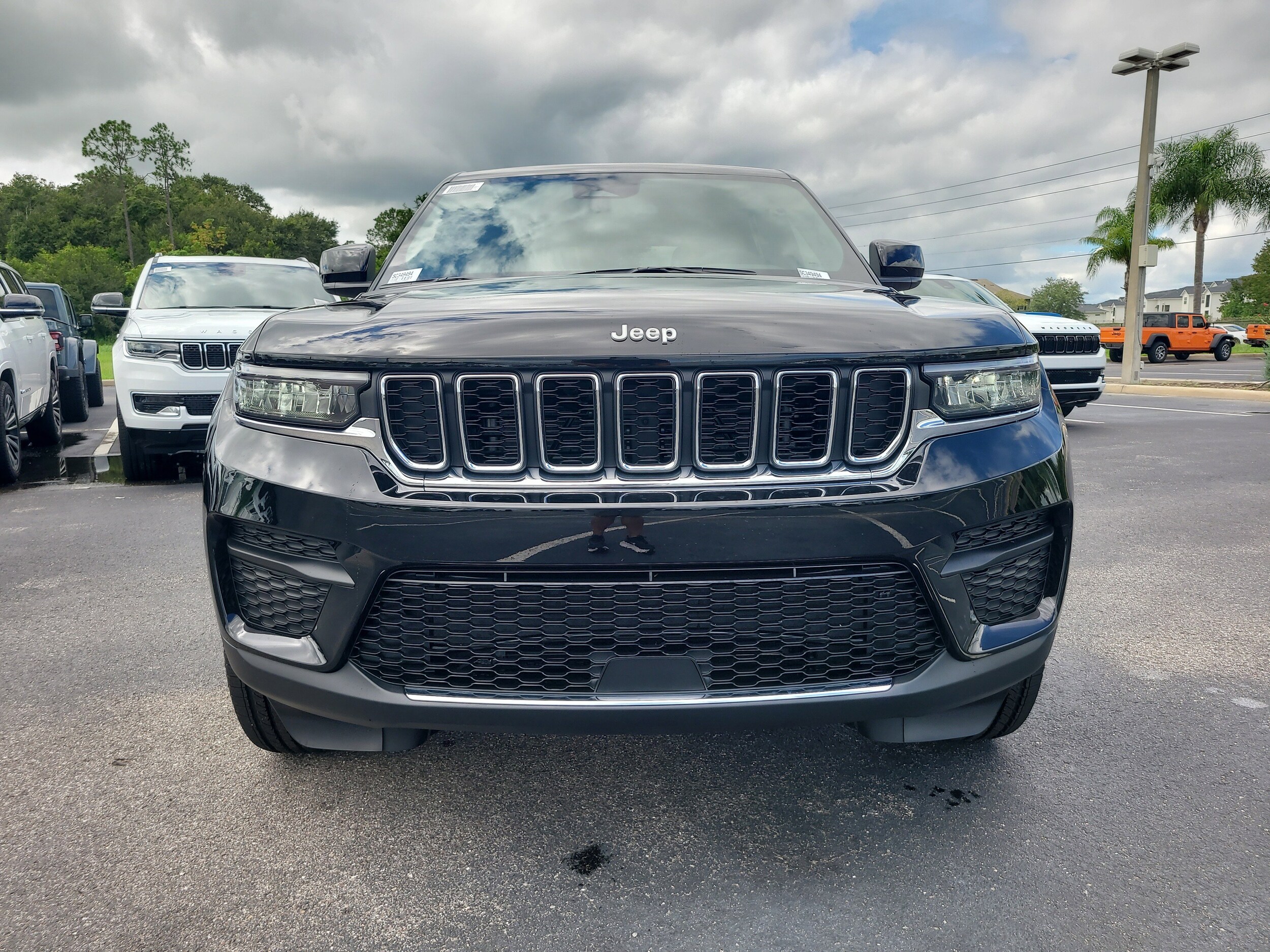 2025 Jeep Grand Cherokee Laredo photo 3
