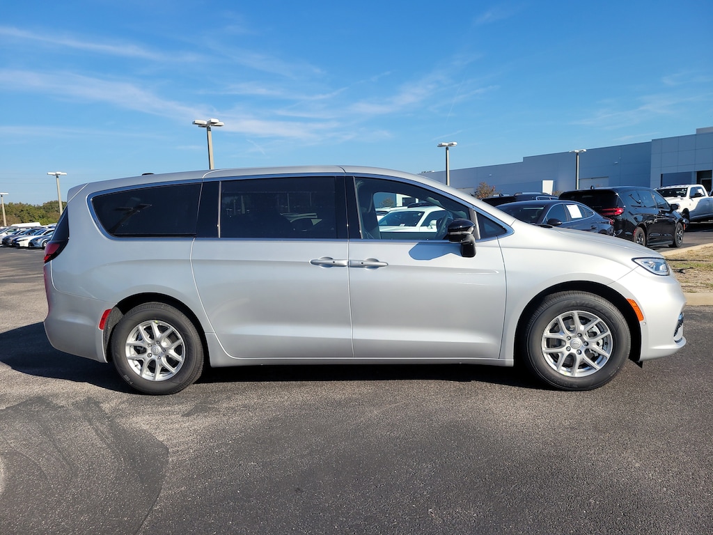 New 2026 Chrysler Pacifica SELECT Passenger Van