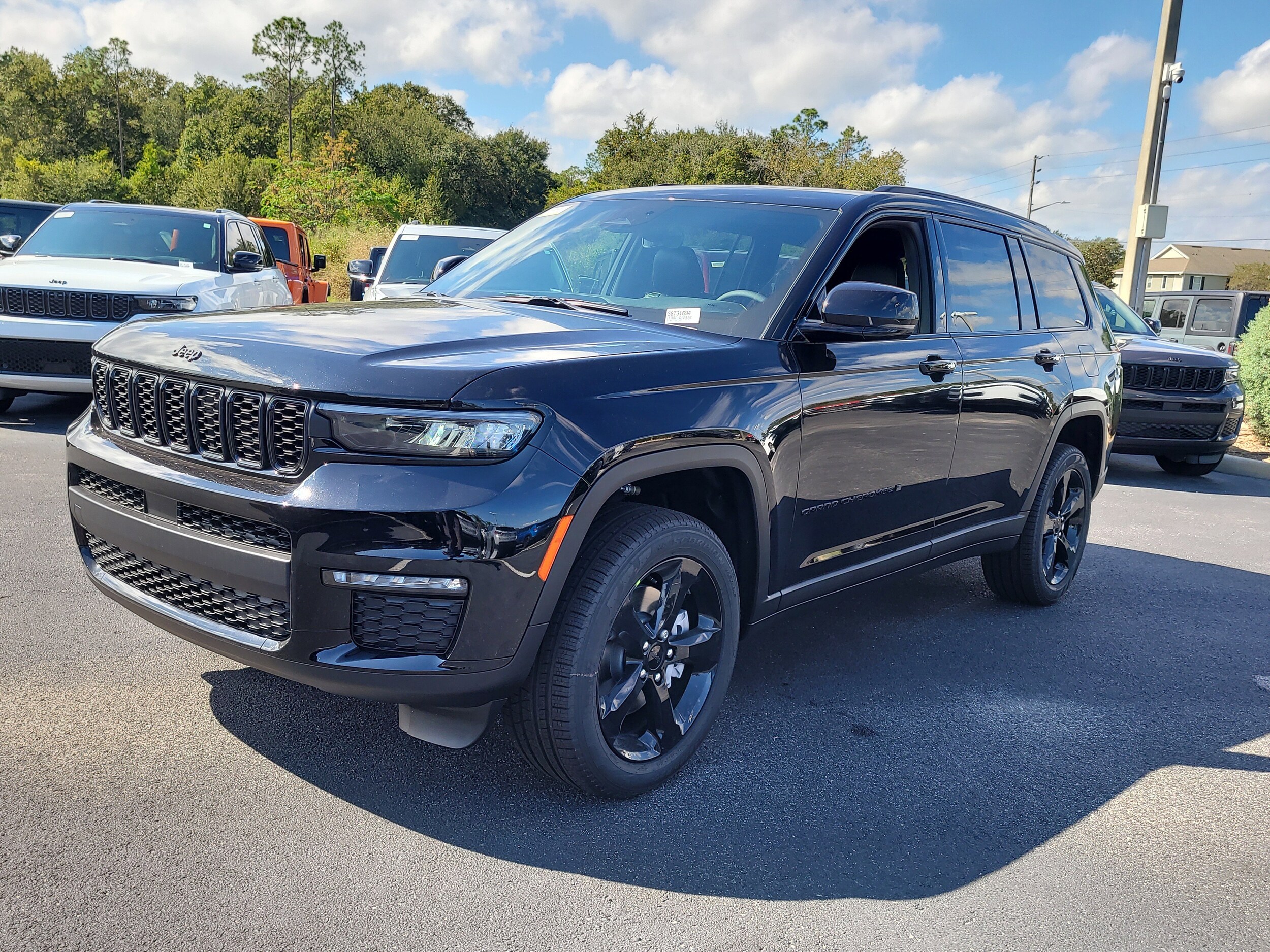 2025 Jeep Grand Cherokee Limited photo 3