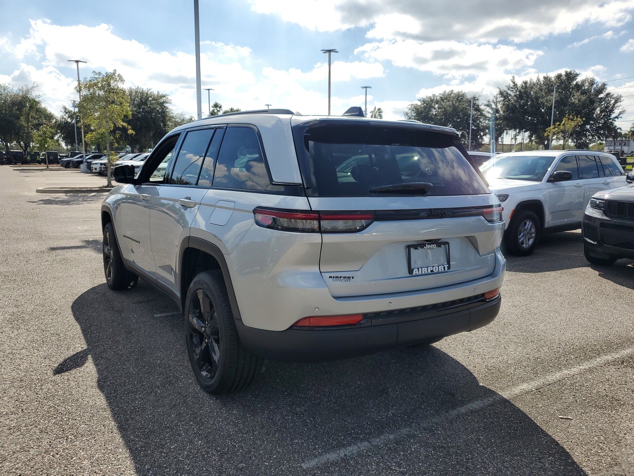 2025 Jeep Grand Cherokee Altitude photo 3