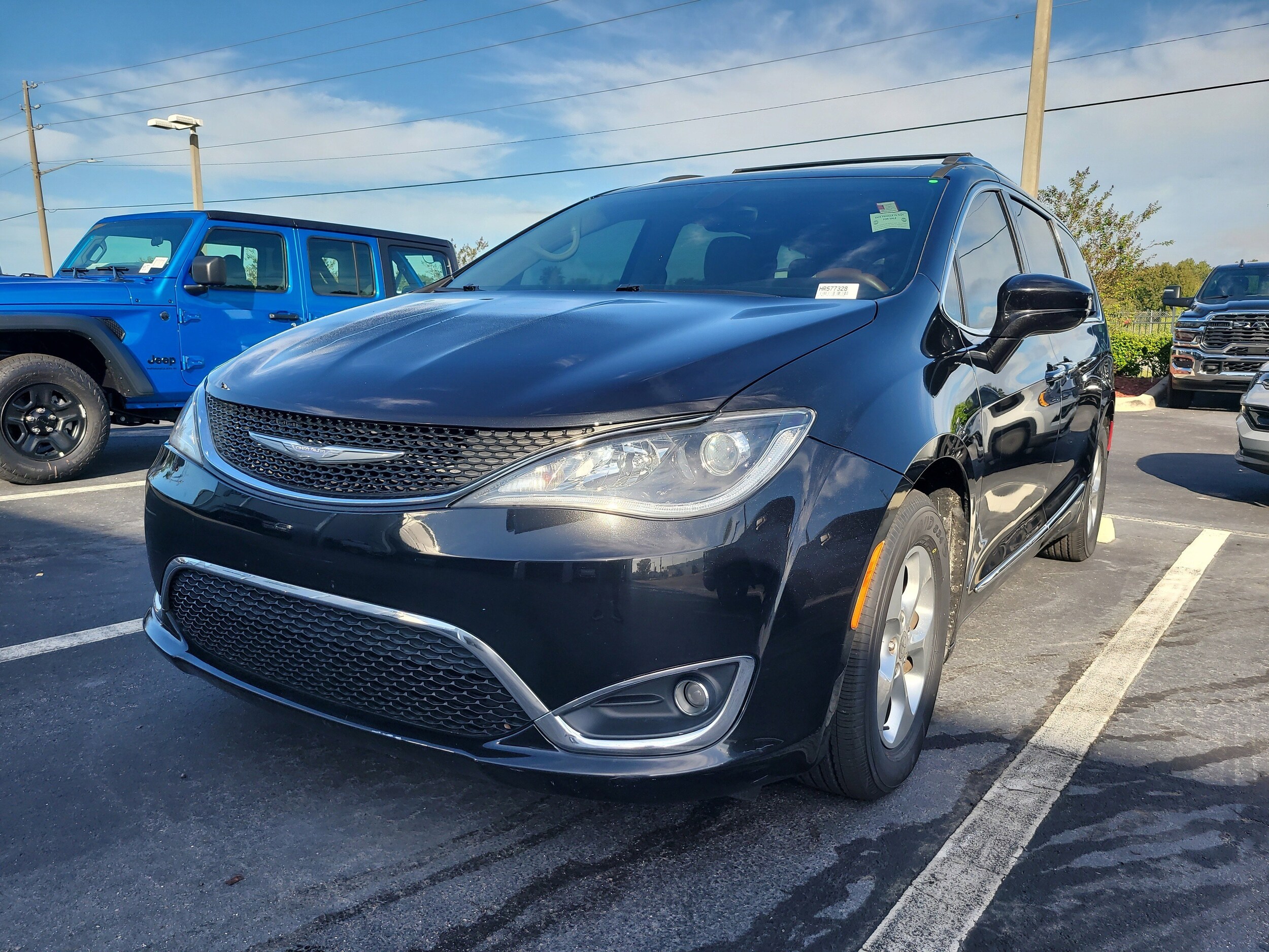 2017 Chrysler Pacifica Touring Plus photo 3