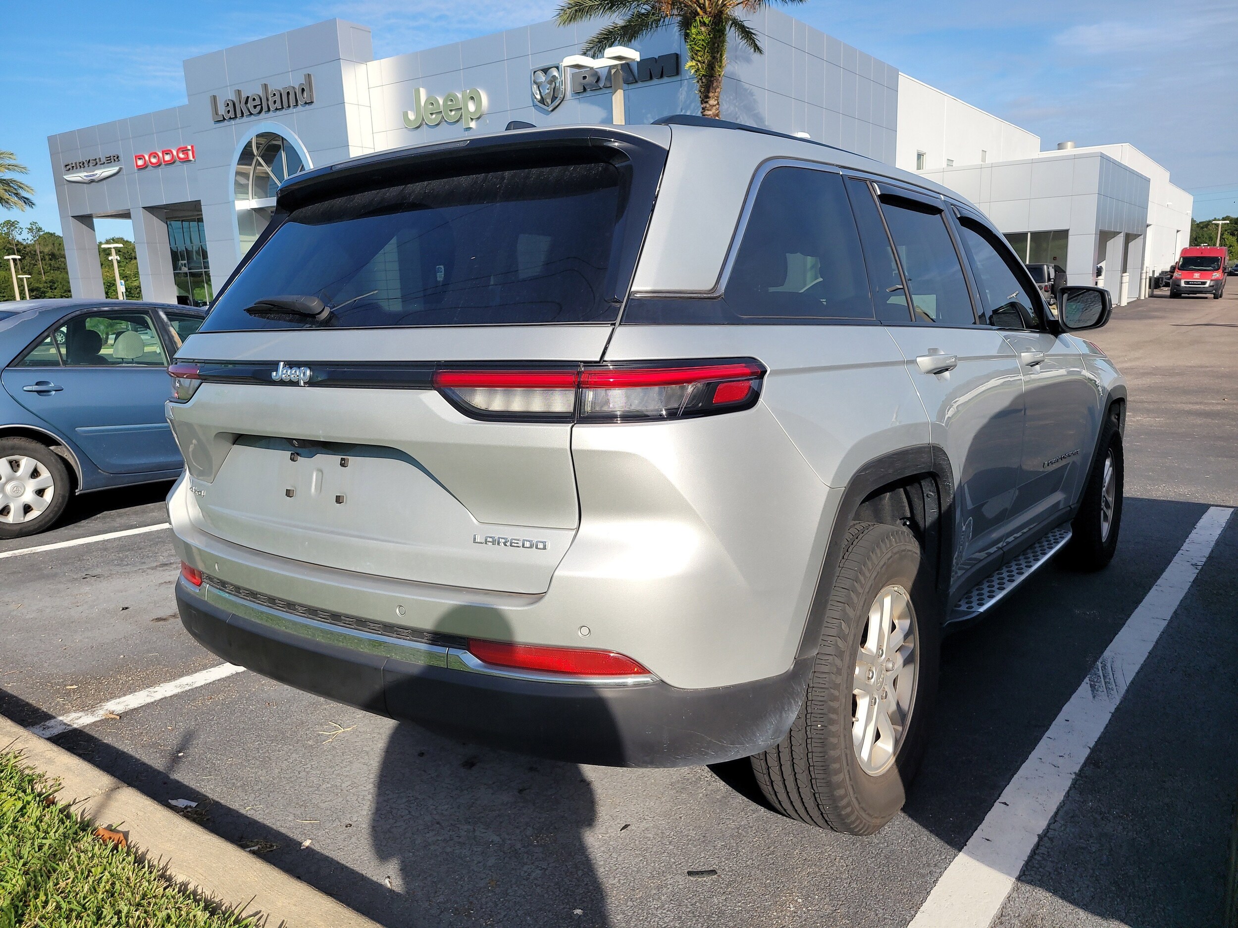 2024 Jeep Grand Cherokee Laredo photo 2