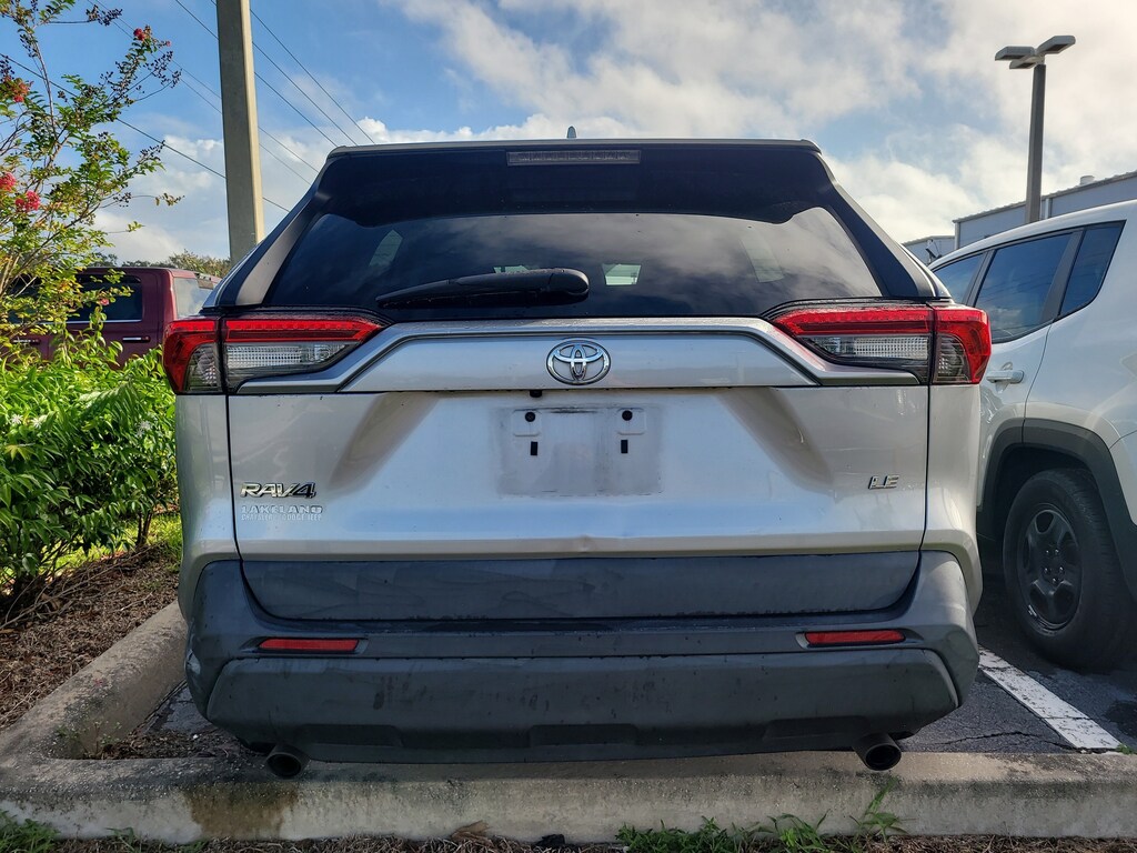 2020 Toyota RAV4 LE photo 4