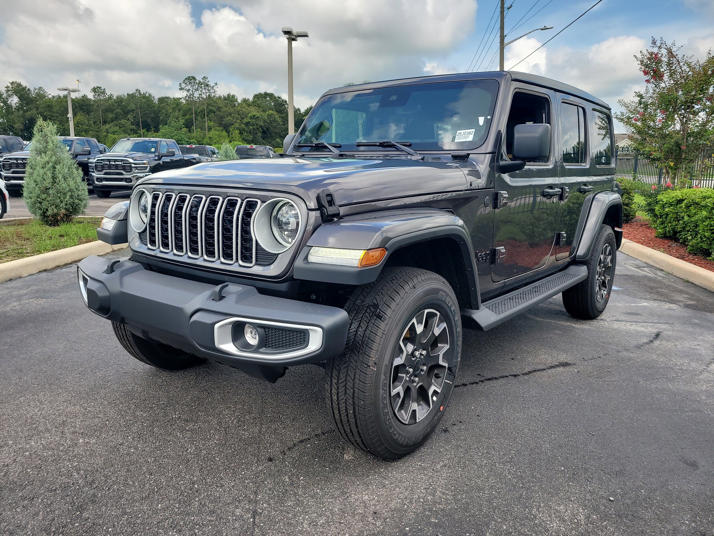 2025 Jeep Wrangler Sahara photo 4