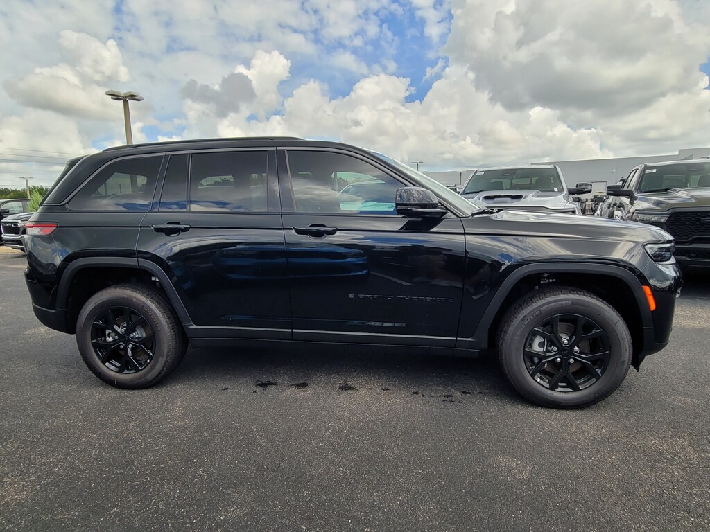 New 2026 Jeep Grand Cherokee LAREDO ALTITUDE 4X2 Sport Utility