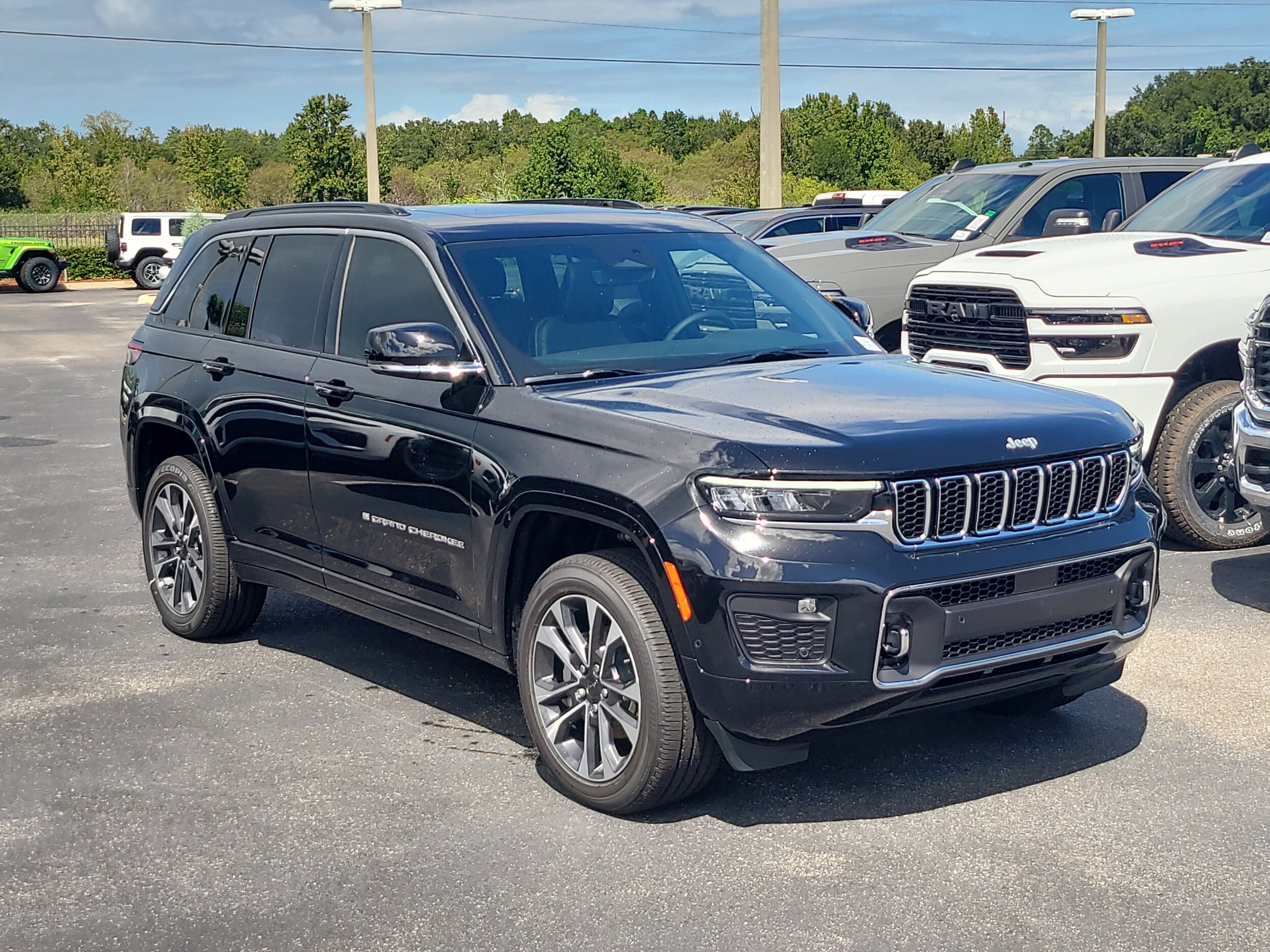 2025 Jeep Grand Cherokee Overland photo 2
