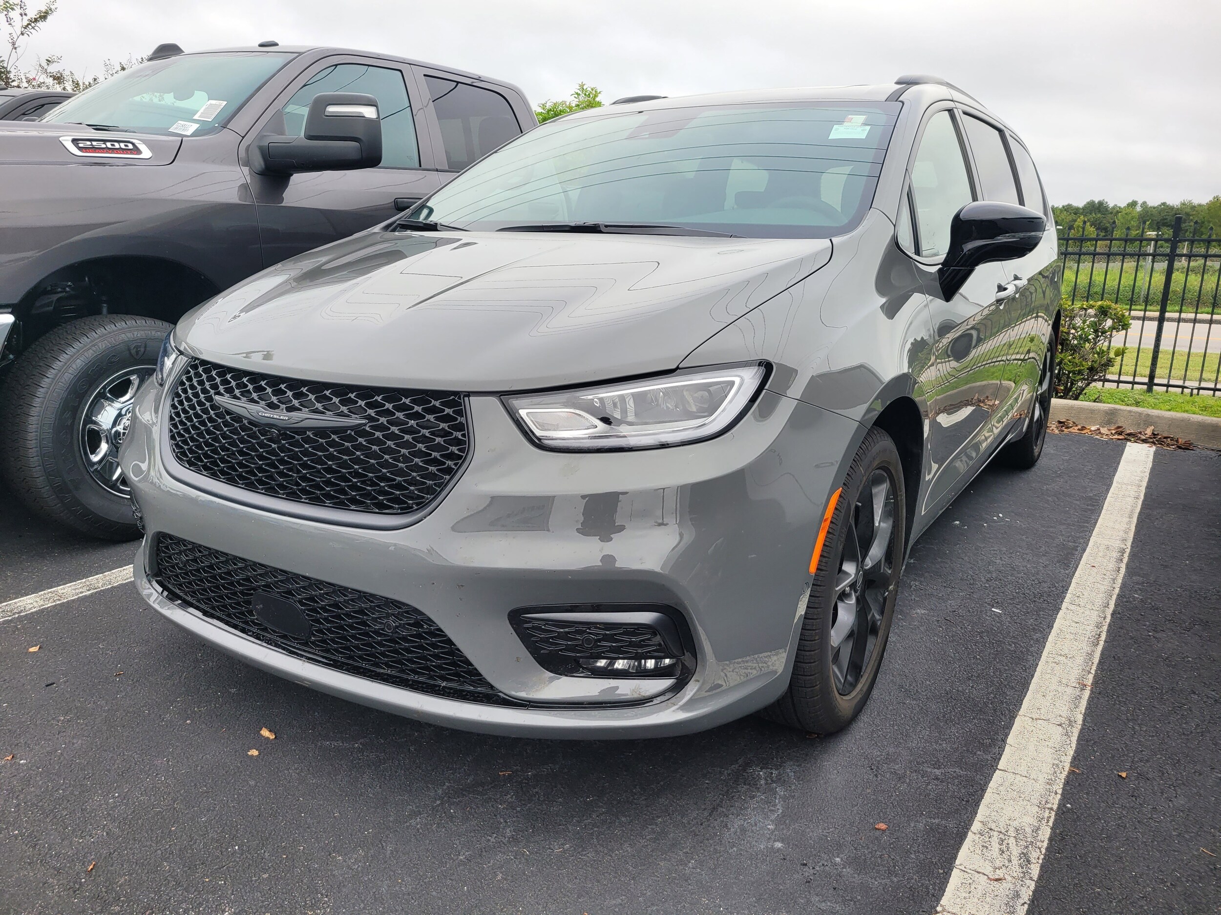 2025 Chrysler Pacifica Limited photo 3