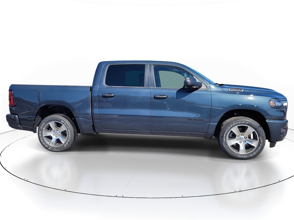 New 2026 Ram 1500 EXPRESS CREW CAB 4X2 5'7 BOX Pickup