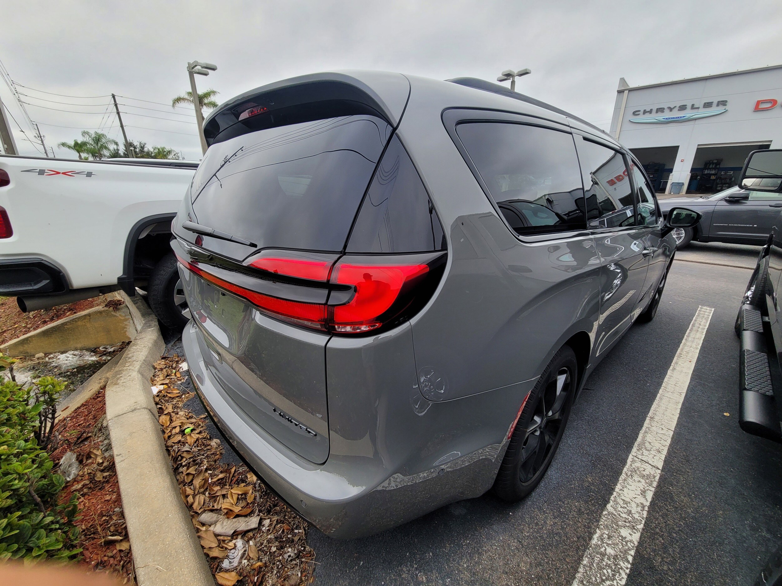 2025 Chrysler Pacifica Limited photo 4