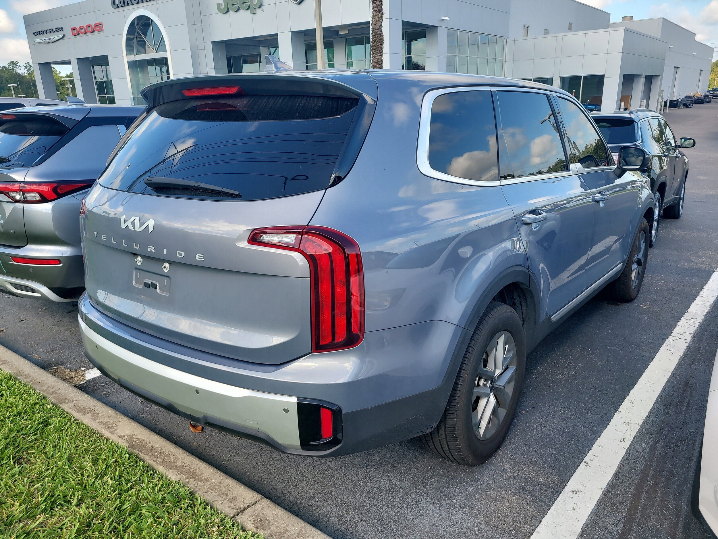 2024 Kia Telluride LX photo 2