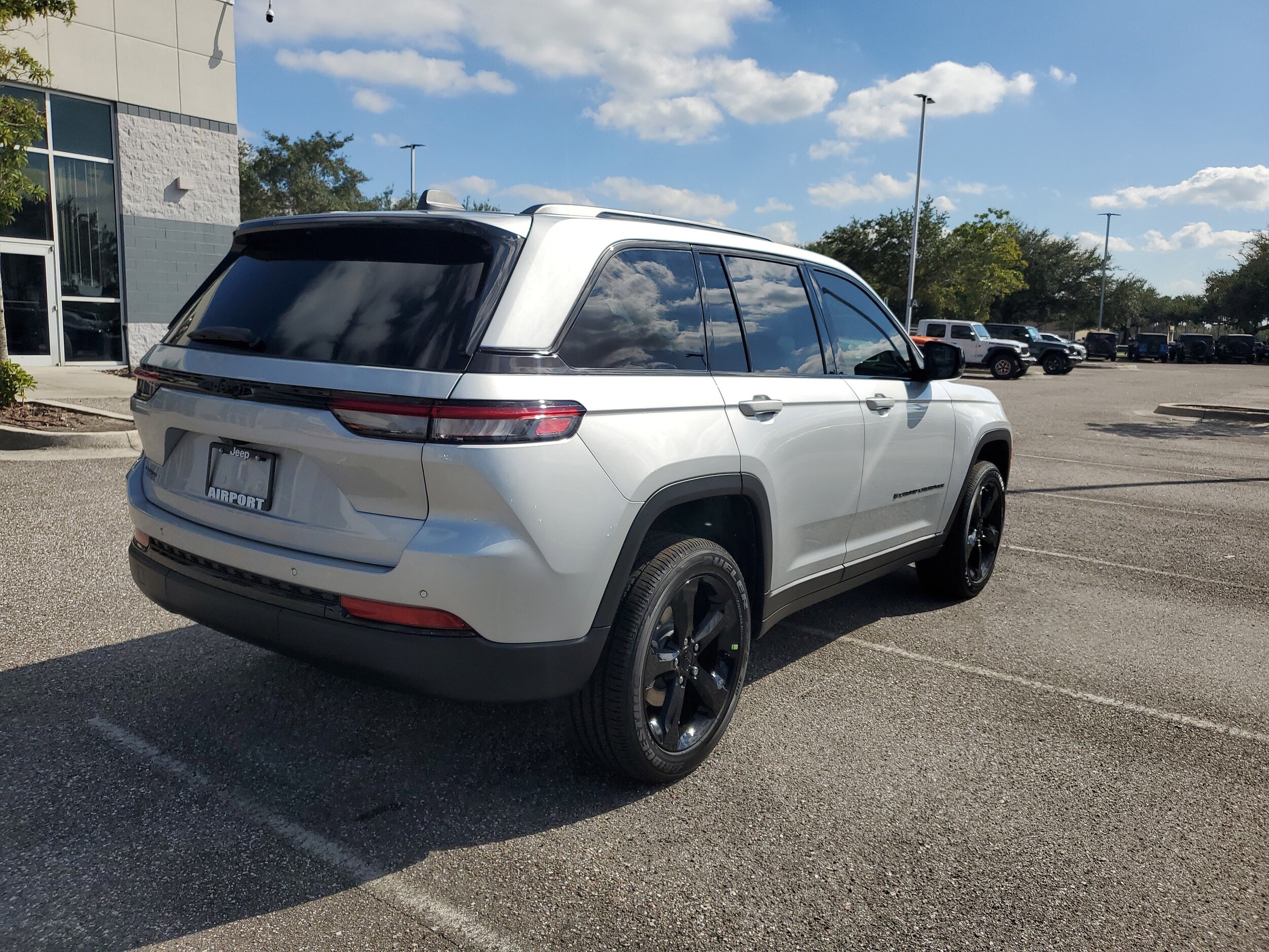 2025 Jeep Grand Cherokee Altitude photo 4