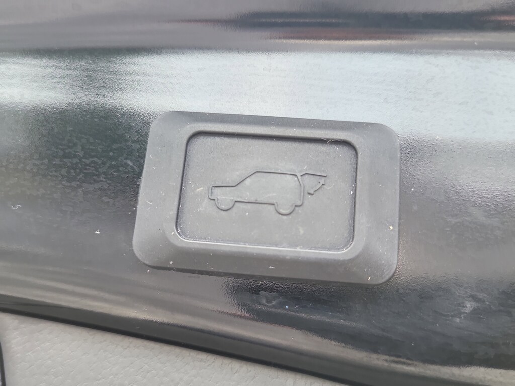 2022 Toyota RAV4 Hybrid XLE Premium photo 9
