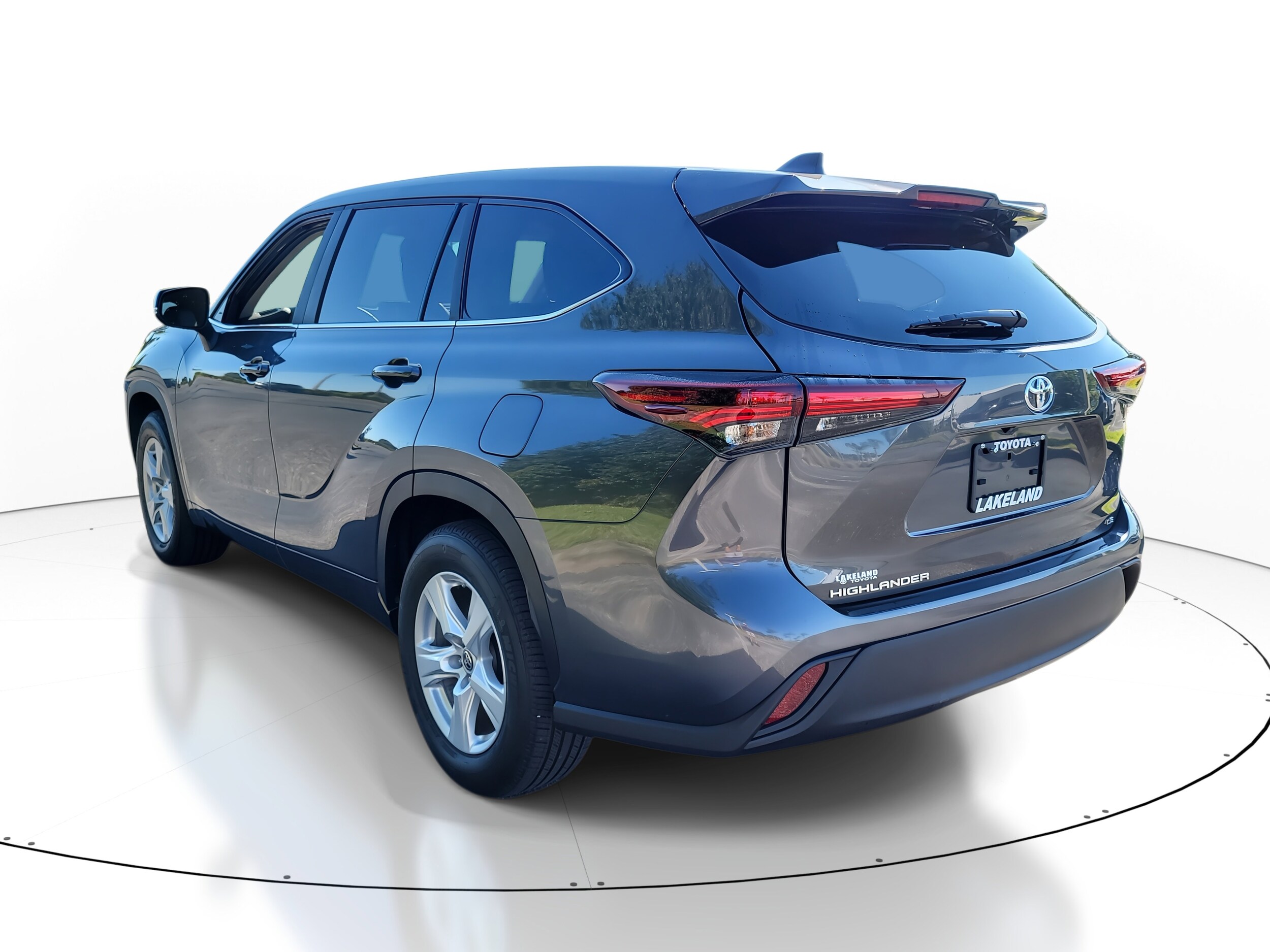 2024 Toyota Highlander LE photo 4