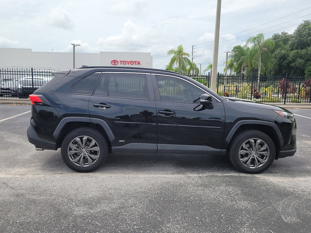 2022 Toyota RAV4 Hybrid XLE Premium photo 7