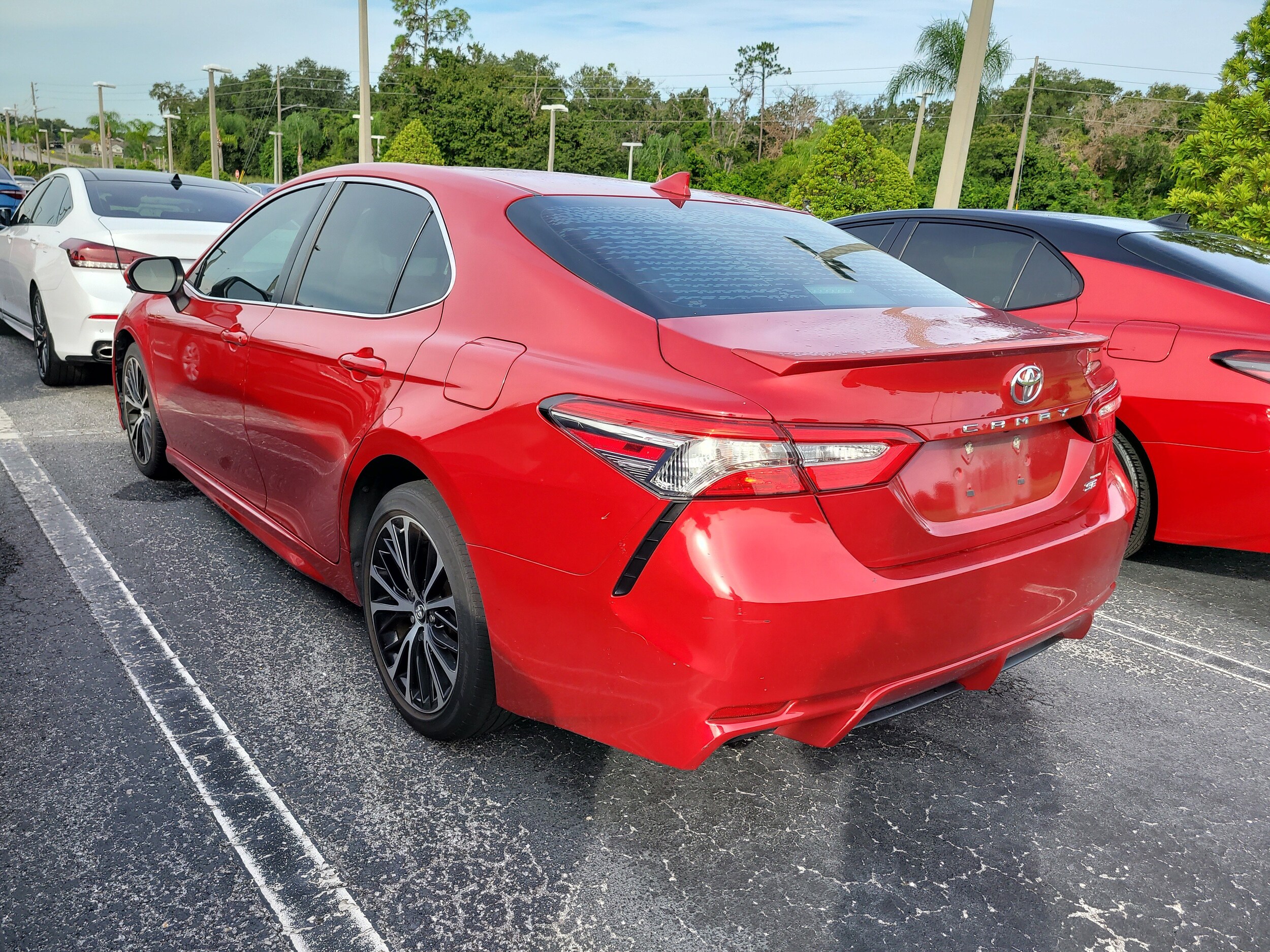 2019 Toyota Camry SE photo 4