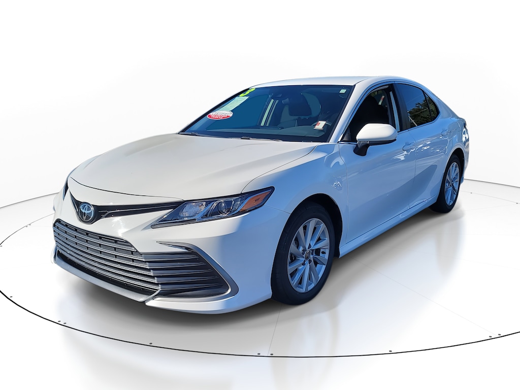 2023 Toyota Camry LE photo 3