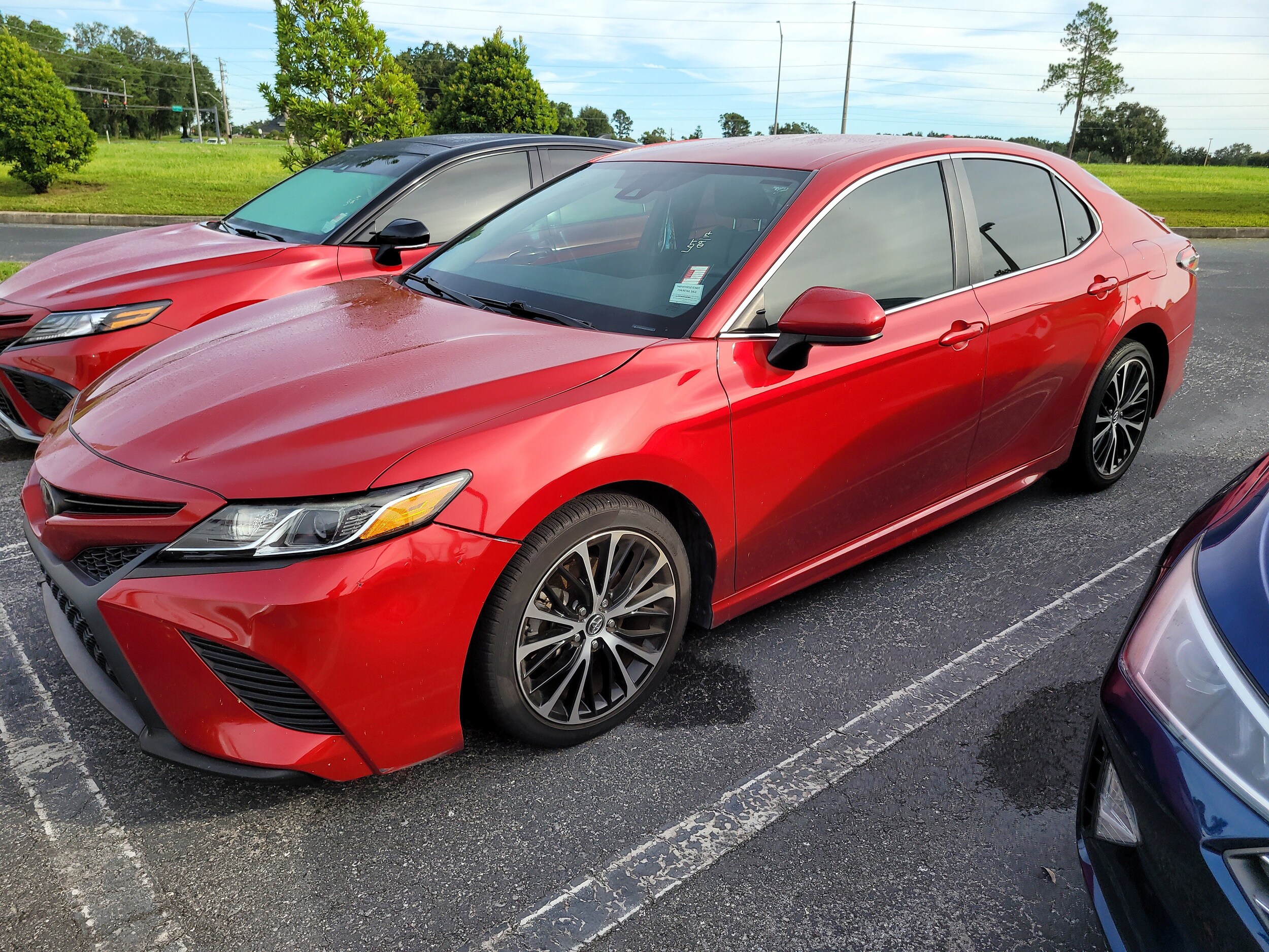 2019 Toyota Camry SE photo 3